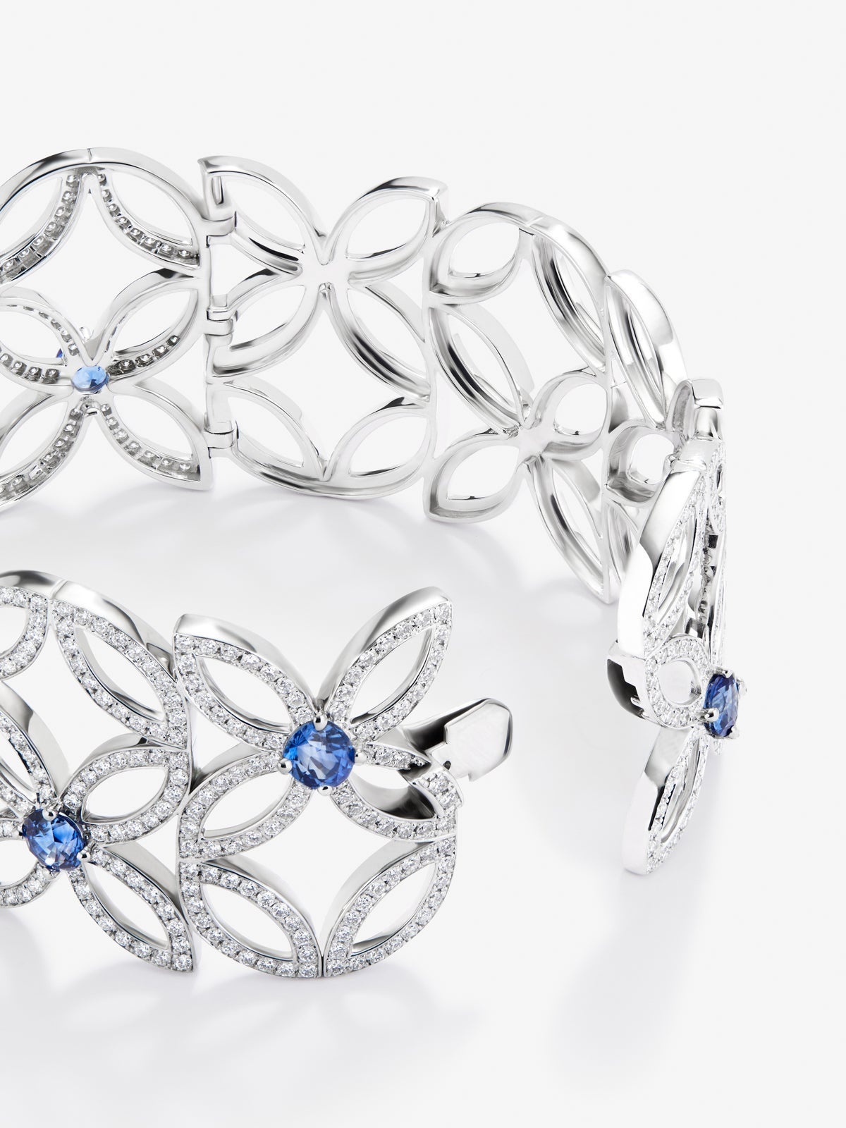 Pulsera de oro blanco de 18K con zafiros azules en talla brillante de 3,5 cts y diamantes blancos en talla brillante de 5,12 cts