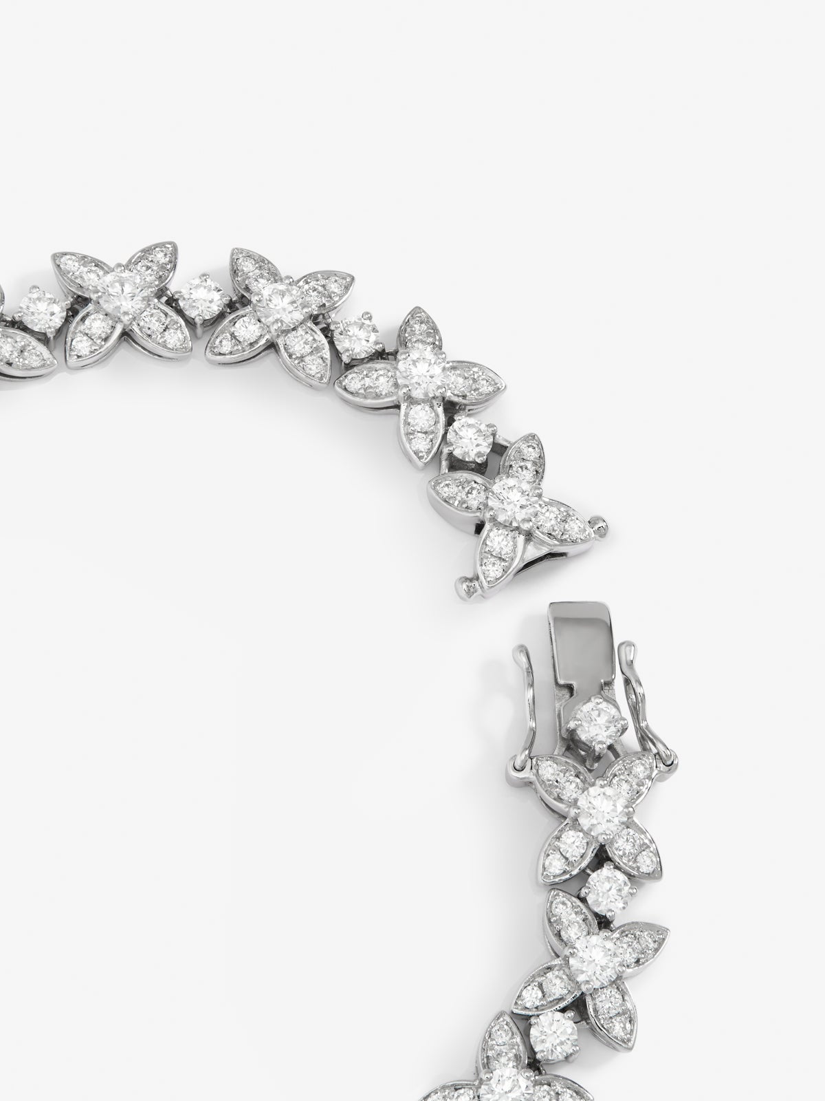 Pulsera de oro blanco de 18K con diamantes blancos en talla brillante de 5,41 cts