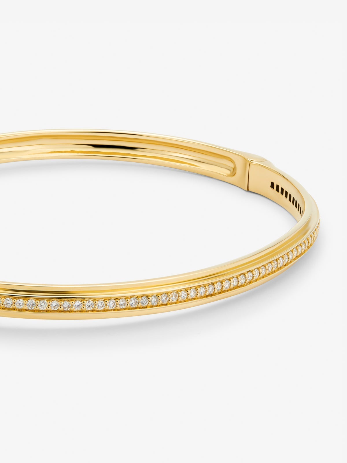 Pulsera rígida de oro amarillo de 18K con 64 diamantes en talla brillante con un total de 0,38 cts