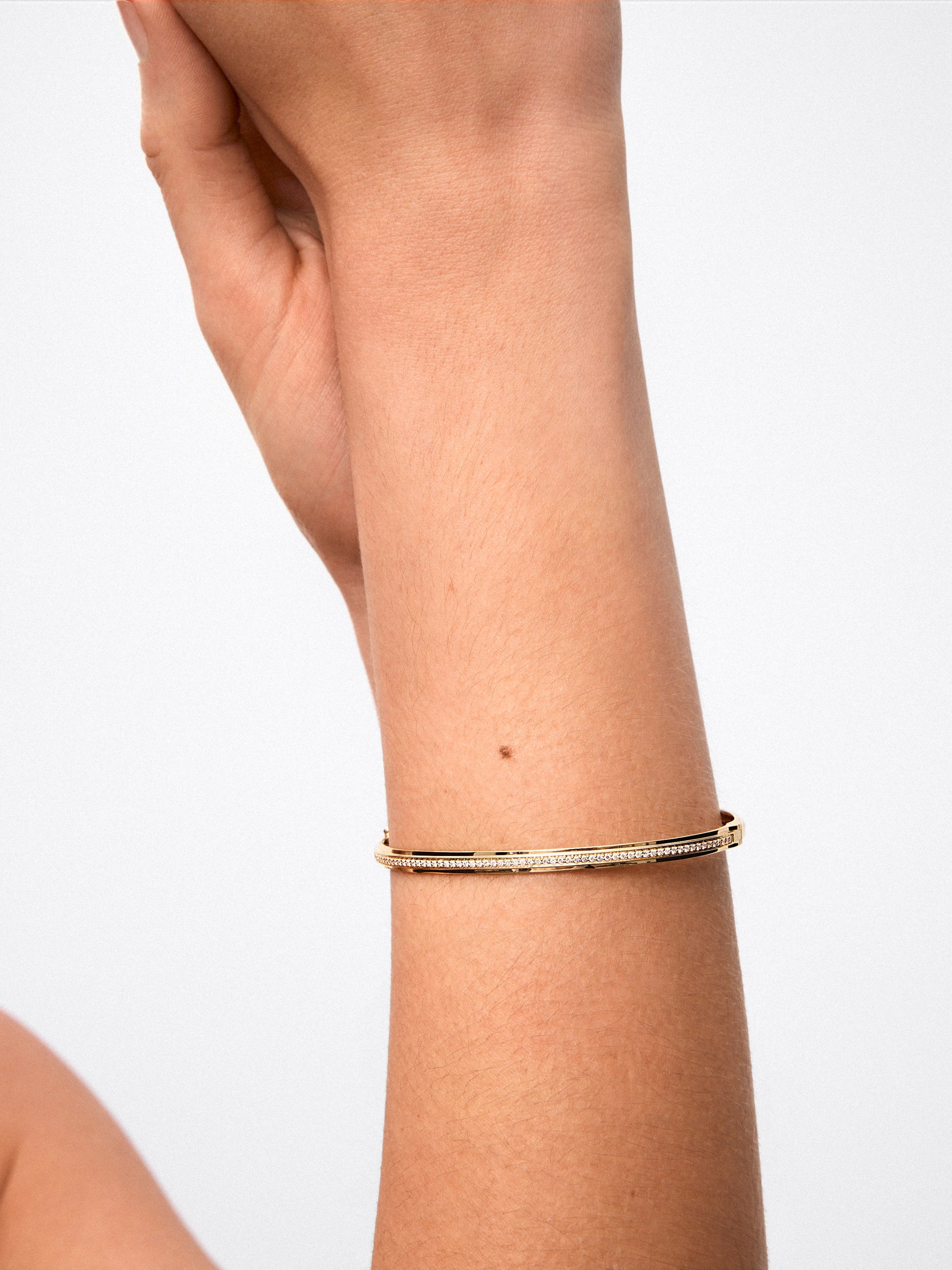 Pulsera rígida de oro amarillo de 18K con 64 diamantes en talla brillante con un total de 0,38 cts