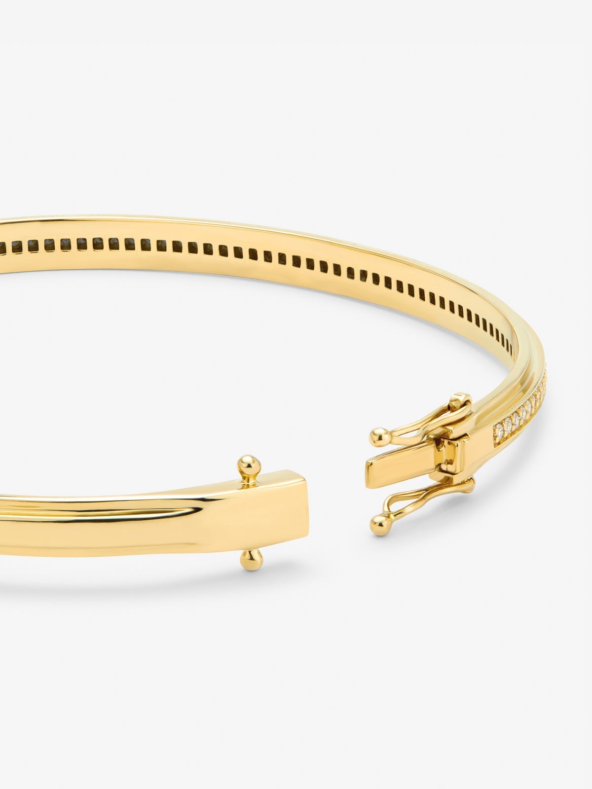 Pulsera rígida de oro amarillo de 18K con 64 diamantes en talla brillante con un total de 0,38 cts