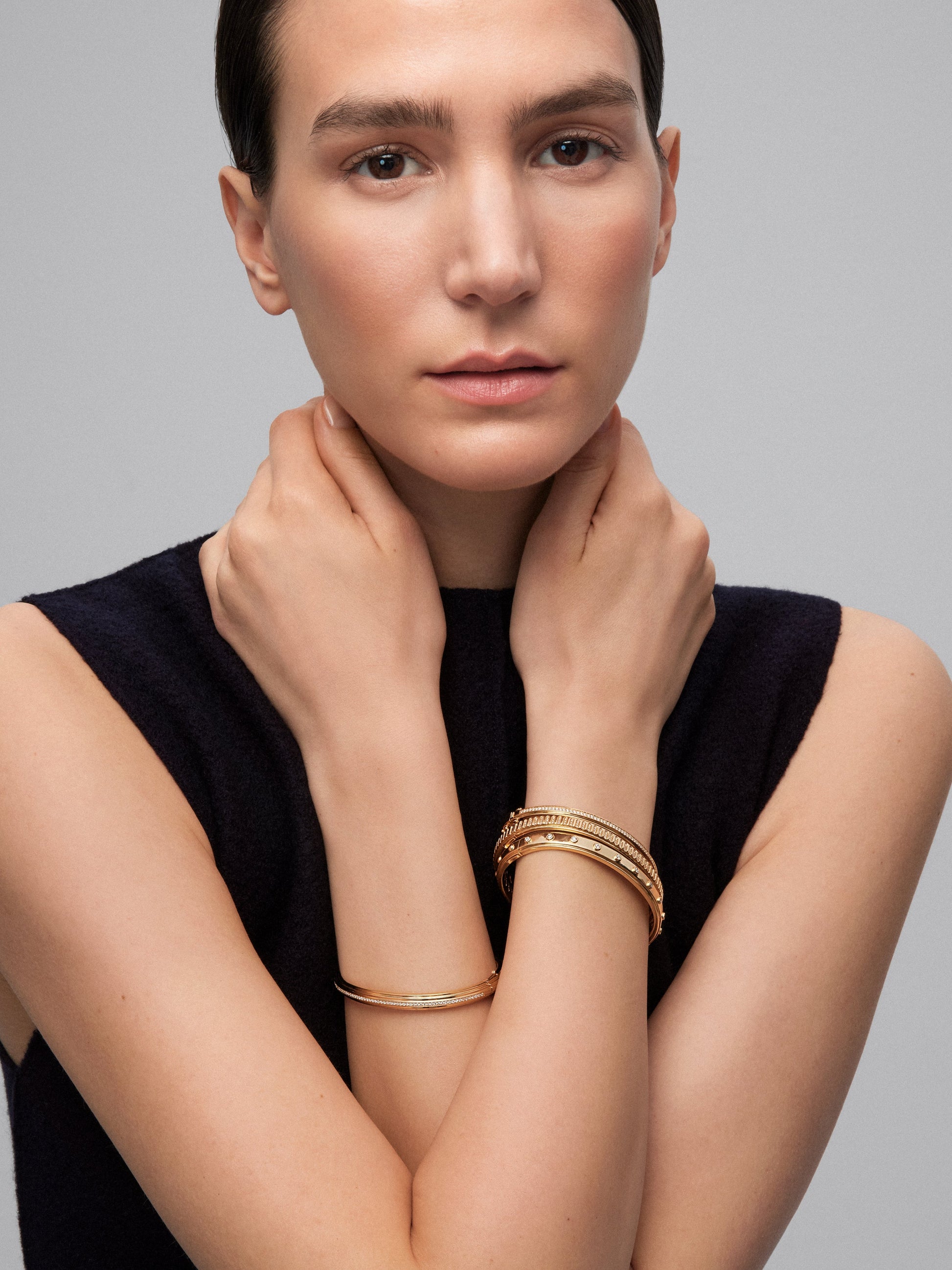 Pulsera rígida de oro amarillo de 18K con 64 diamantes en talla brillante con un total de 0,38 cts