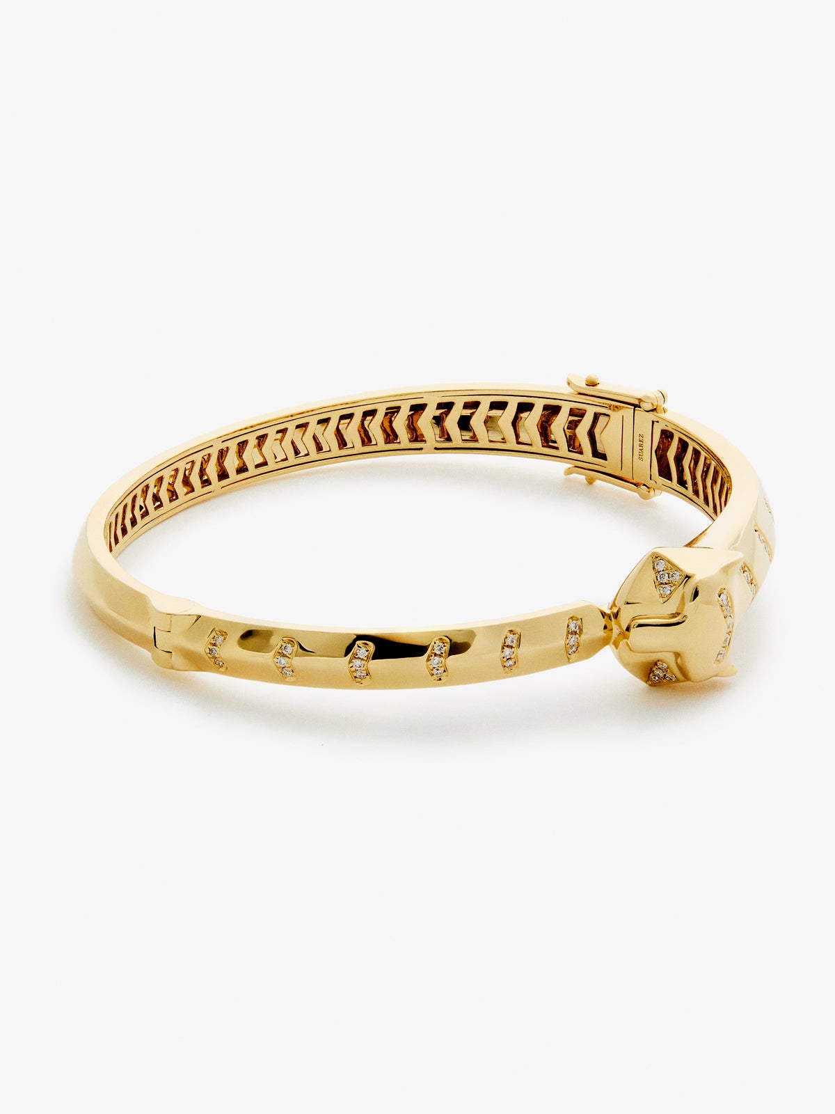 Pulsera rígida de oro amarillo de 18K con 61 diamantes en talla brillante con un total de 0,23 cts y forma de tigre