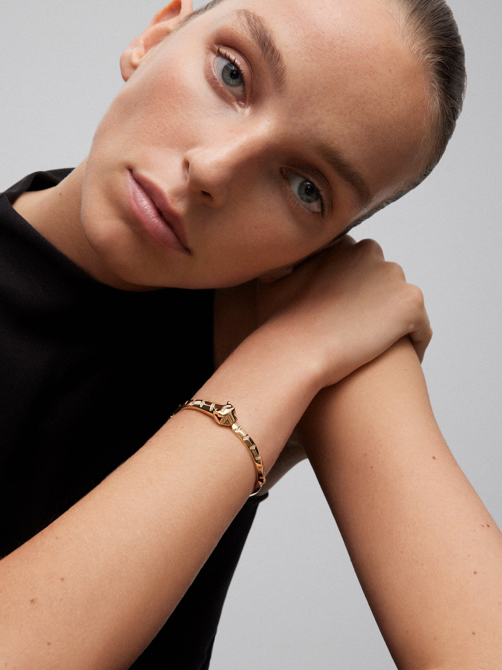 Pulsera rígida de oro amarillo de 18K con 61 diamantes en talla brillante con un total de 0,23 cts y forma de tigre