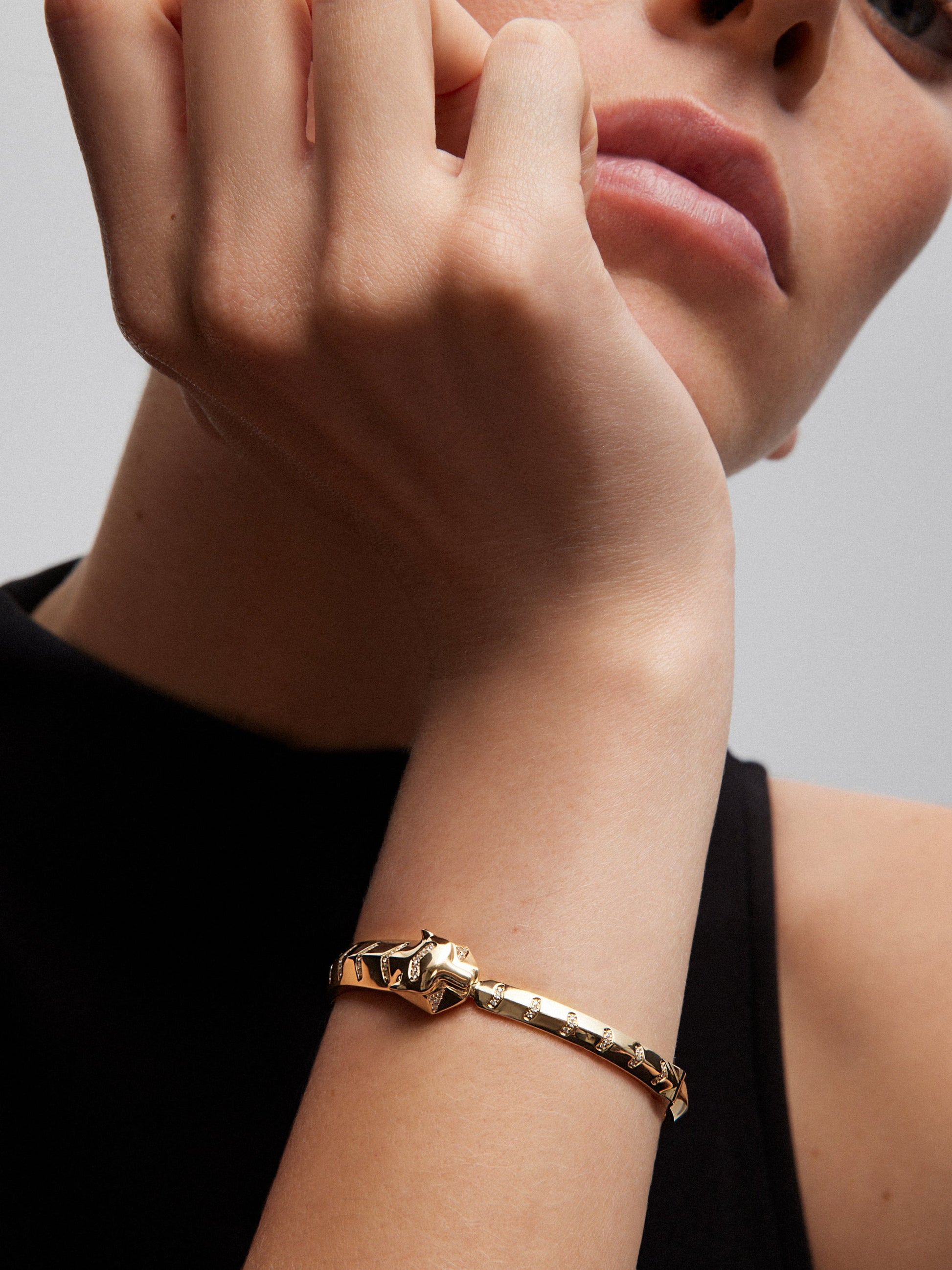 Pulsera rígida de oro amarillo de 18K con 61 diamantes en talla brillante con un total de 0,23 cts y forma de tigre