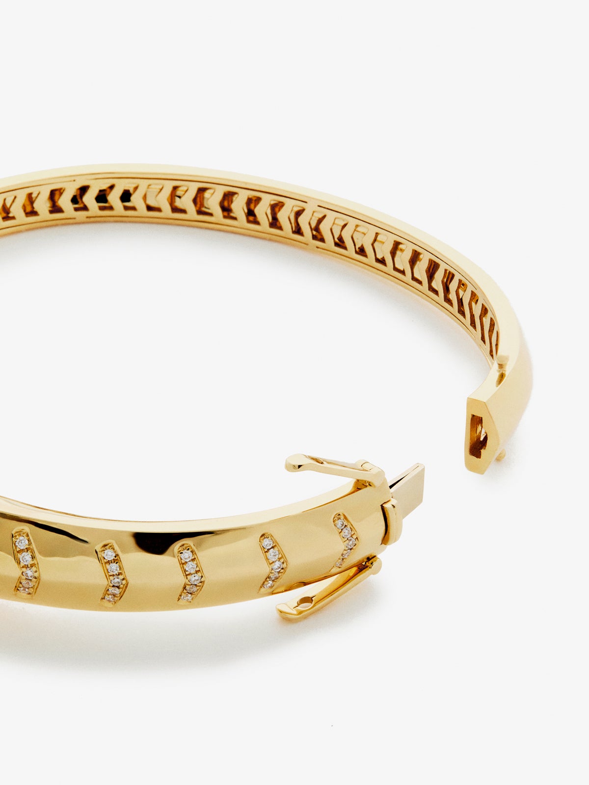 Pulsera rígida de oro amarillo de 18K con 61 diamantes en talla brillante con un total de 0,23 cts y forma de tigre