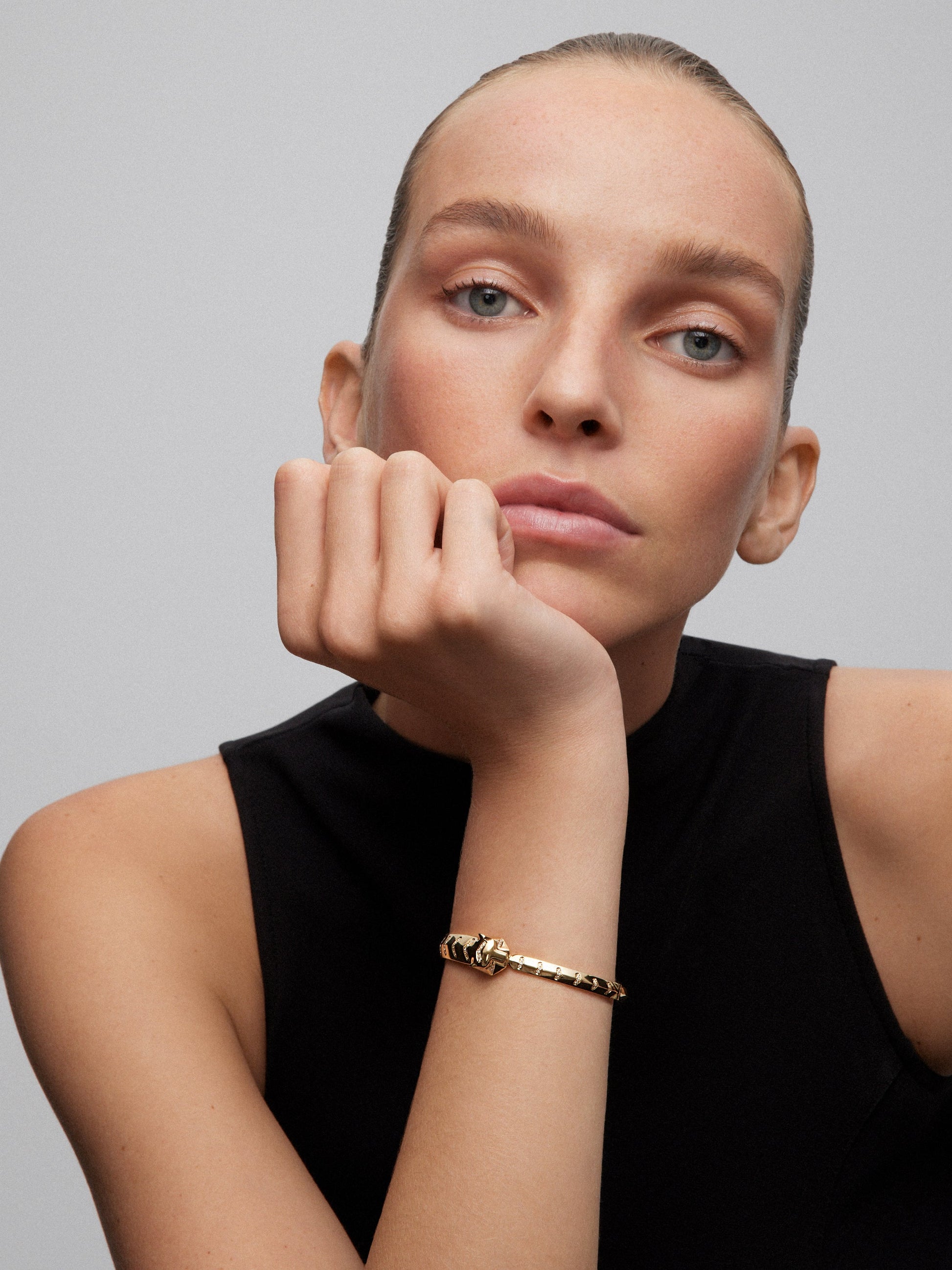 Pulsera rígida de oro amarillo de 18K con 61 diamantes en talla brillante con un total de 0,23 cts y forma de tigre