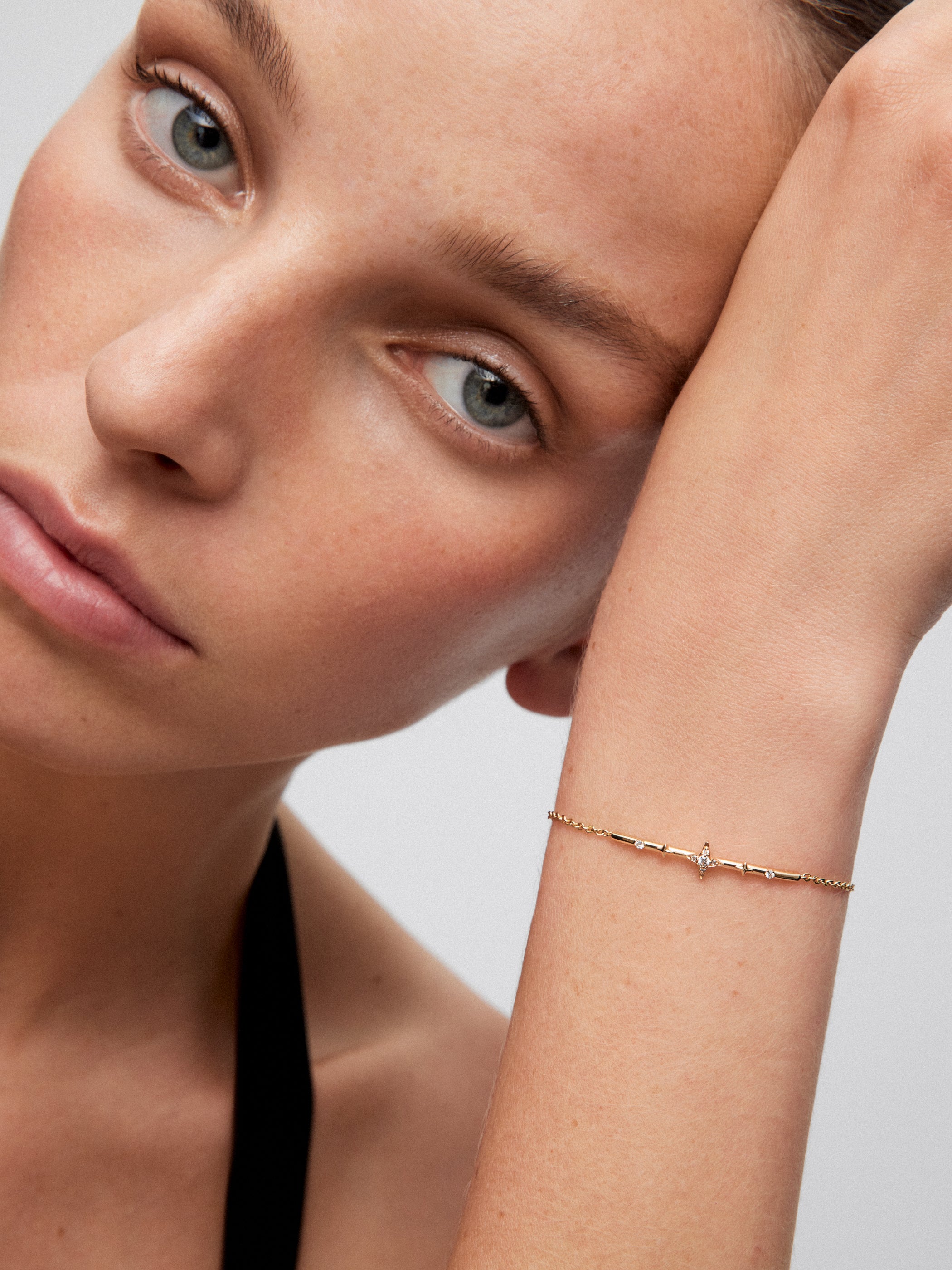 18K yellow gold bracelet with 7 brilliant-cut diamonds with a total of 0.08 cts