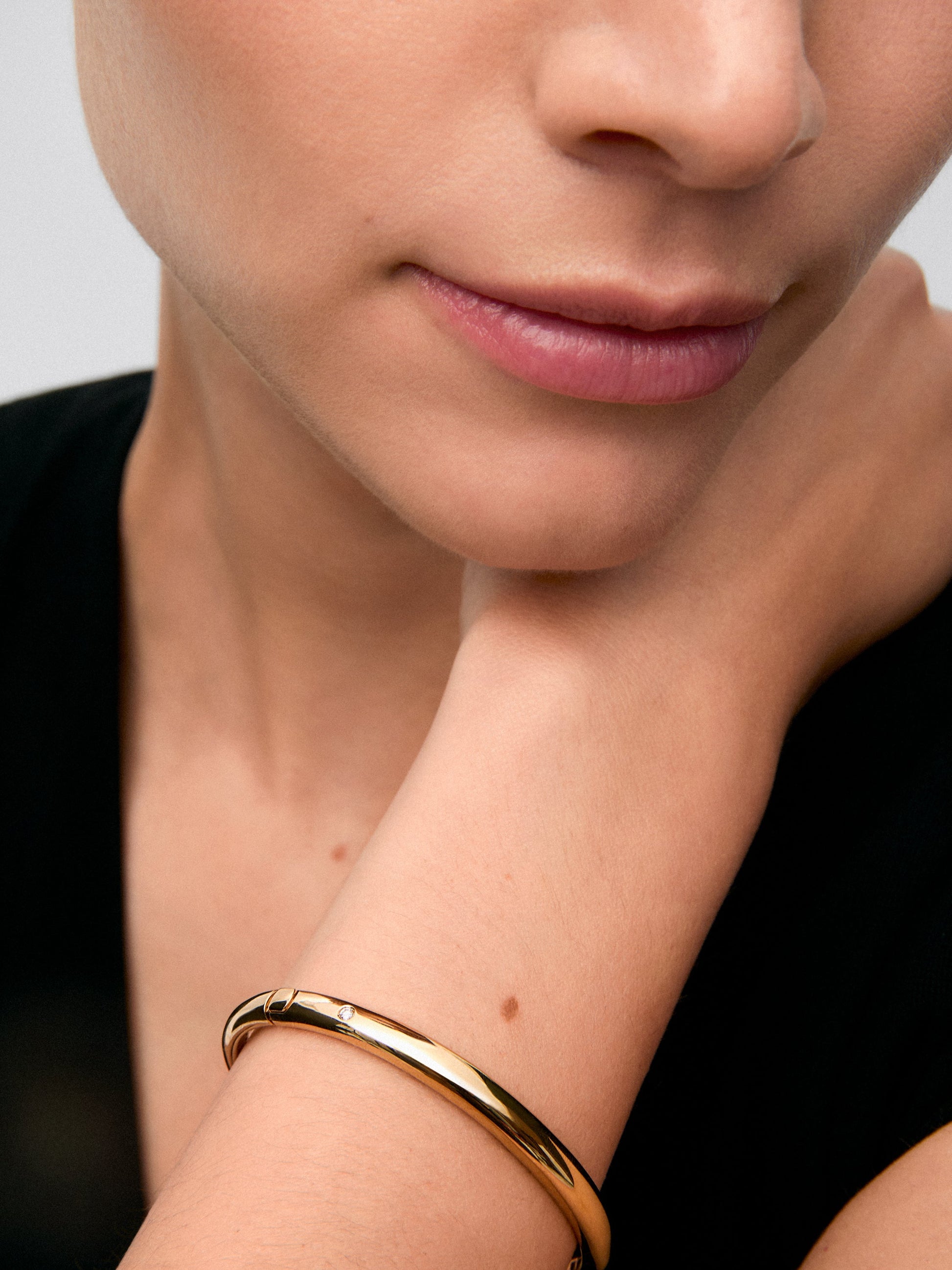 Pulsera de oro amarillo de 18K con diamante en talla brillante de 0,02 cts