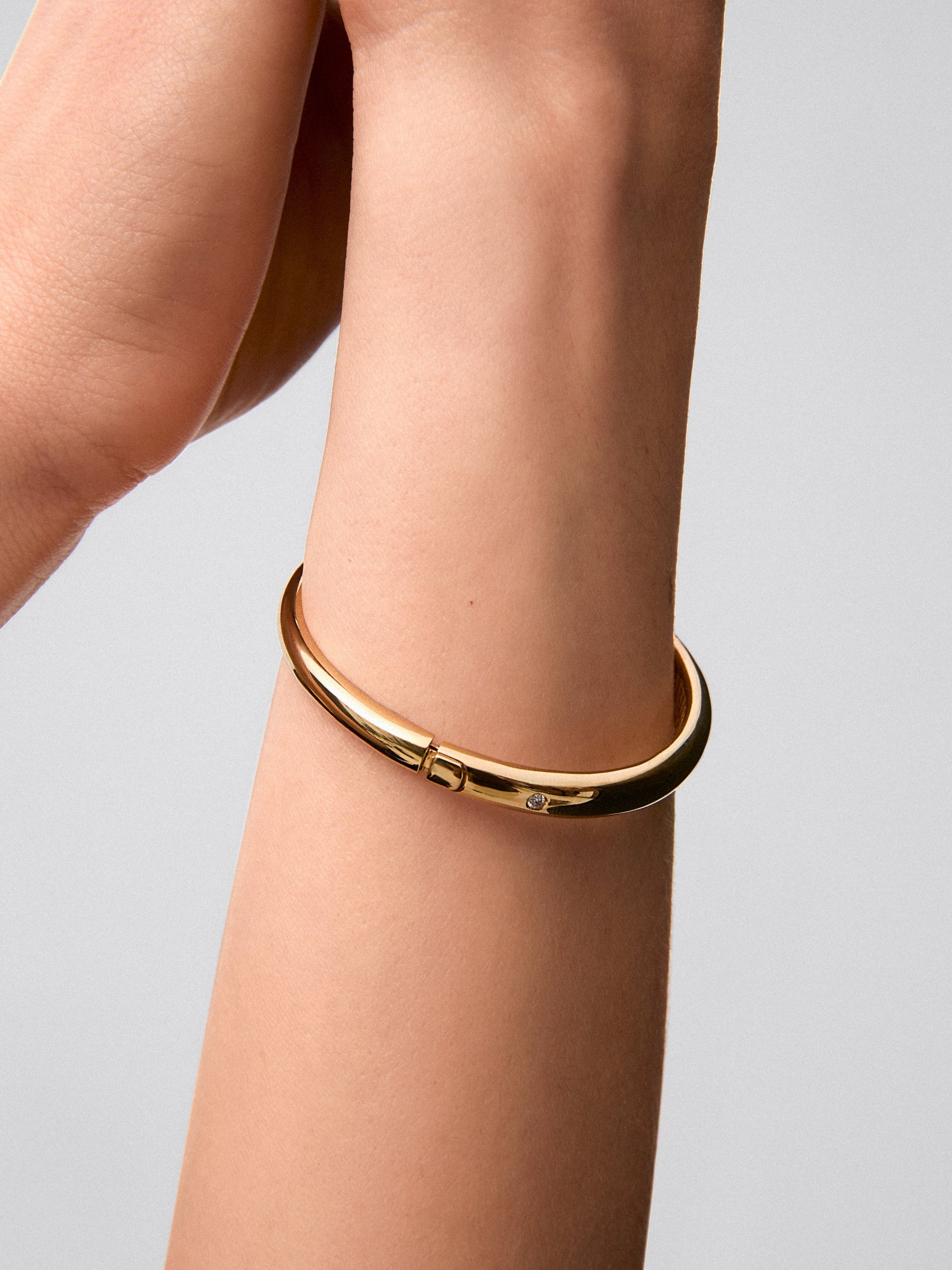 Pulsera de oro amarillo de 18K con diamante en talla brillante de 0,02 cts