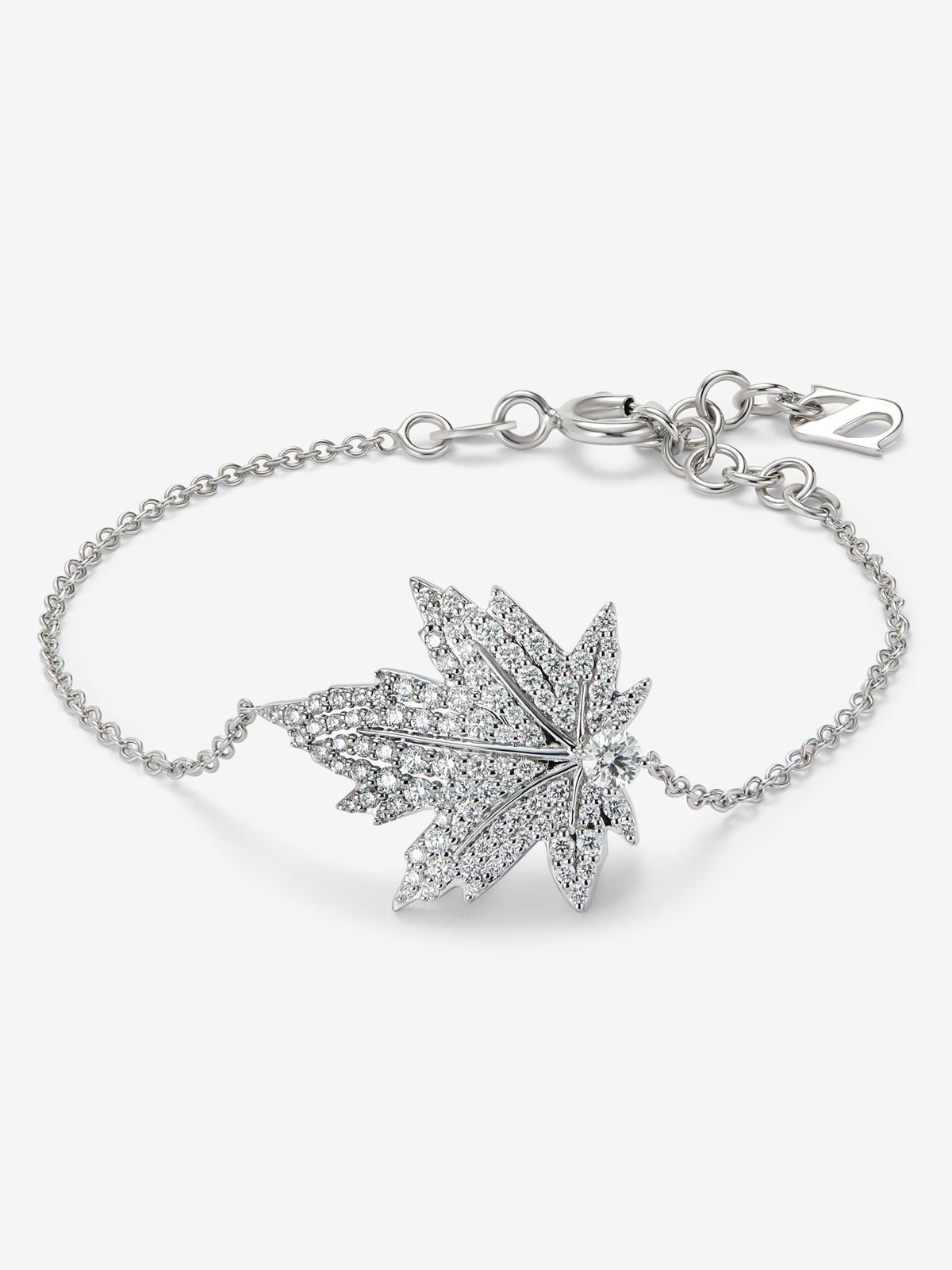 Pulsera de oro blanco de 18K con diamante central en talla brillante de 0,14 cts, pavé de diamantes y forma de hoja de arce