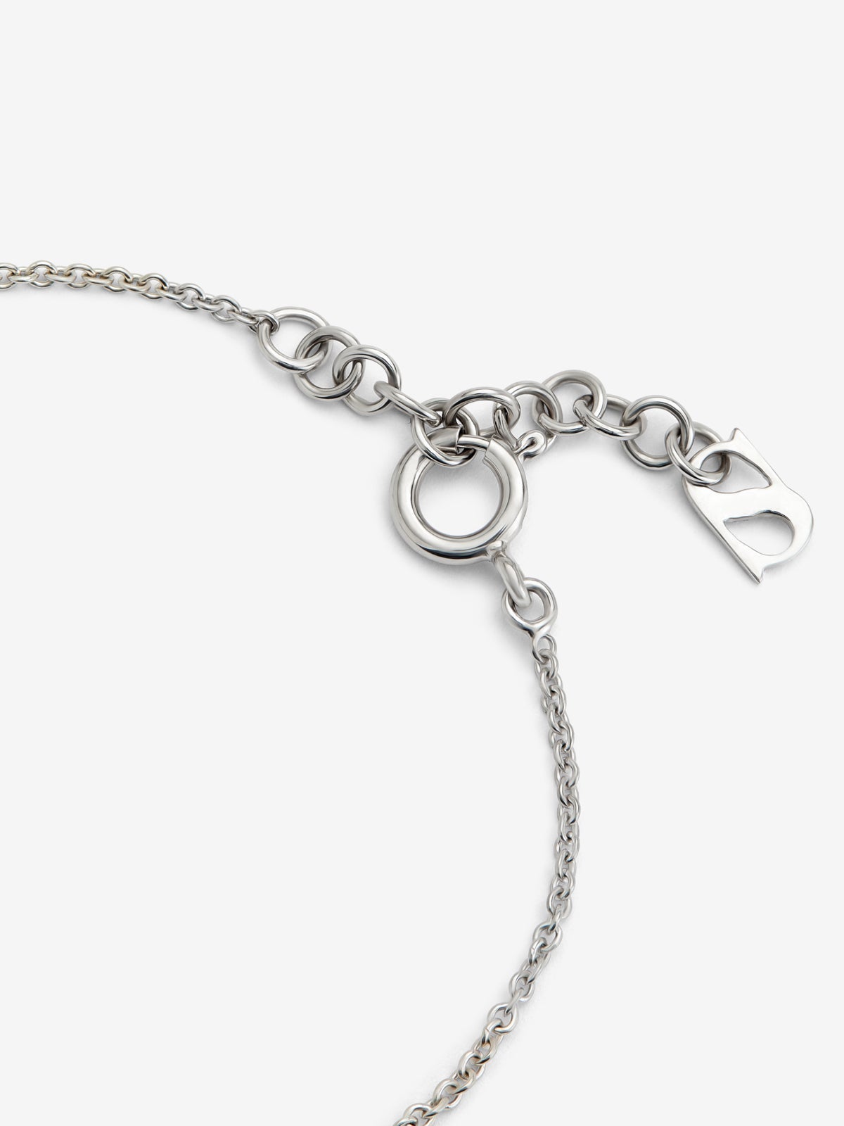 Pulsera de oro blanco de 18K con diamante central en talla brillante de 0,14 cts, pavé de diamantes y forma de hoja de arce