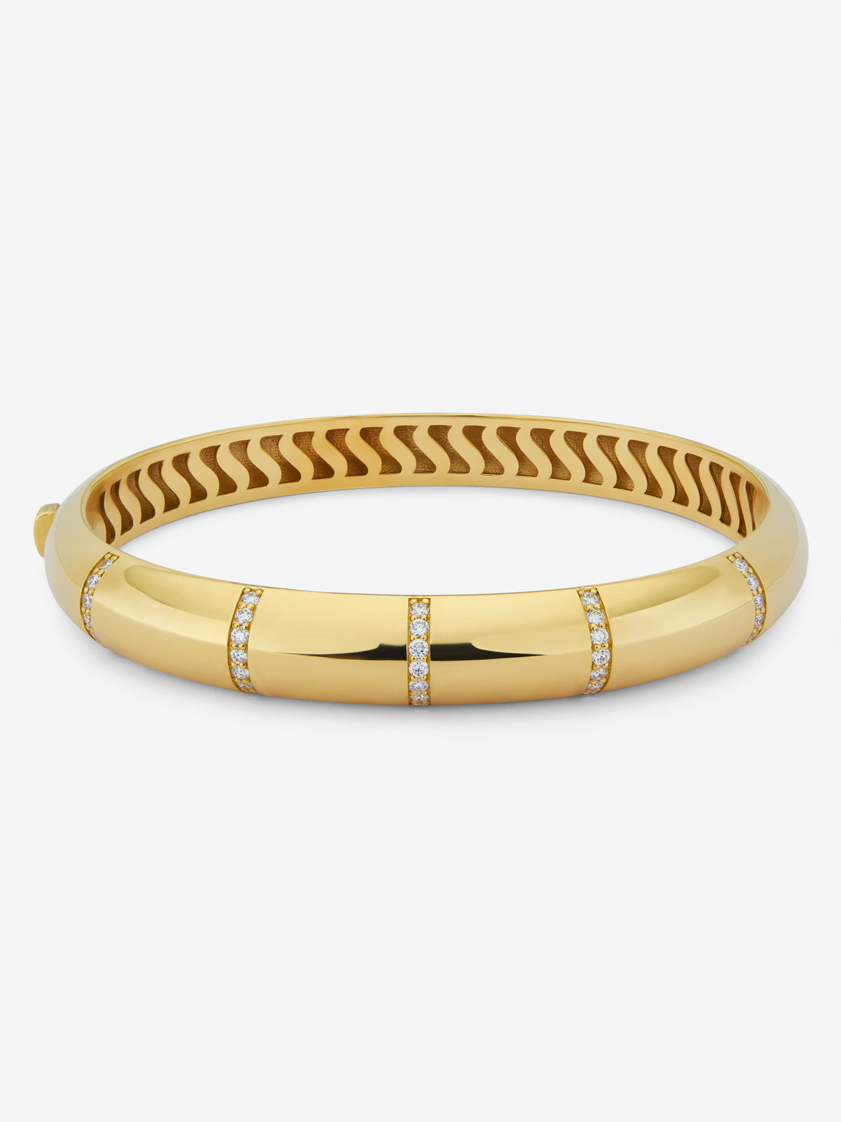 Pulsera rígida de oro amarillo de 18K con pavé de diamantes en talla brillante