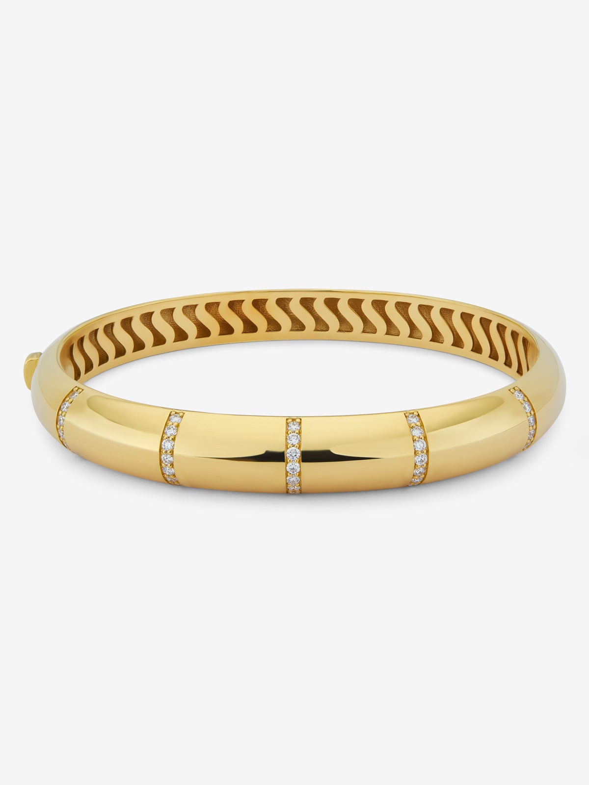 Pulsera rígida de oro amarillo de 18K con pavé de diamantes en talla brillante