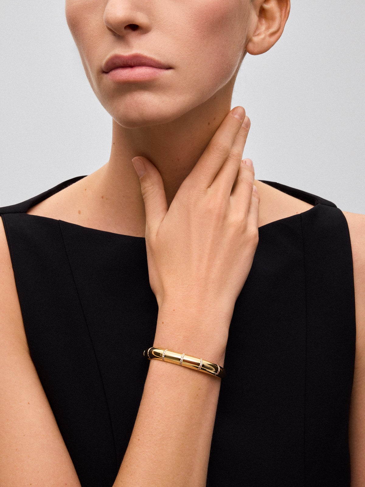 Pulsera rígida de oro amarillo de 18K con pavé de diamantes en talla brillante