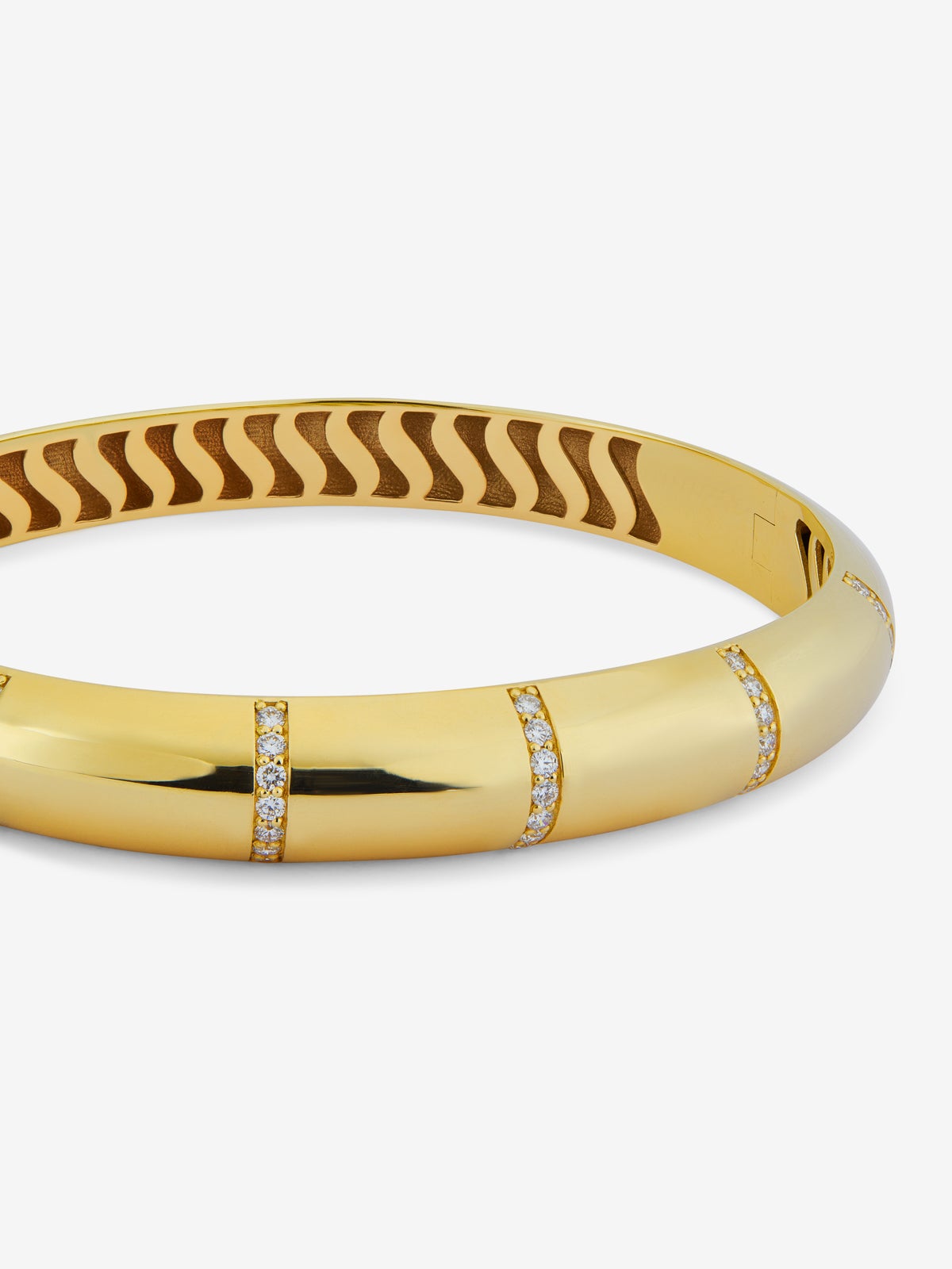 Pulsera rígida de oro amarillo de 18K con pavé de diamantes en talla brillante