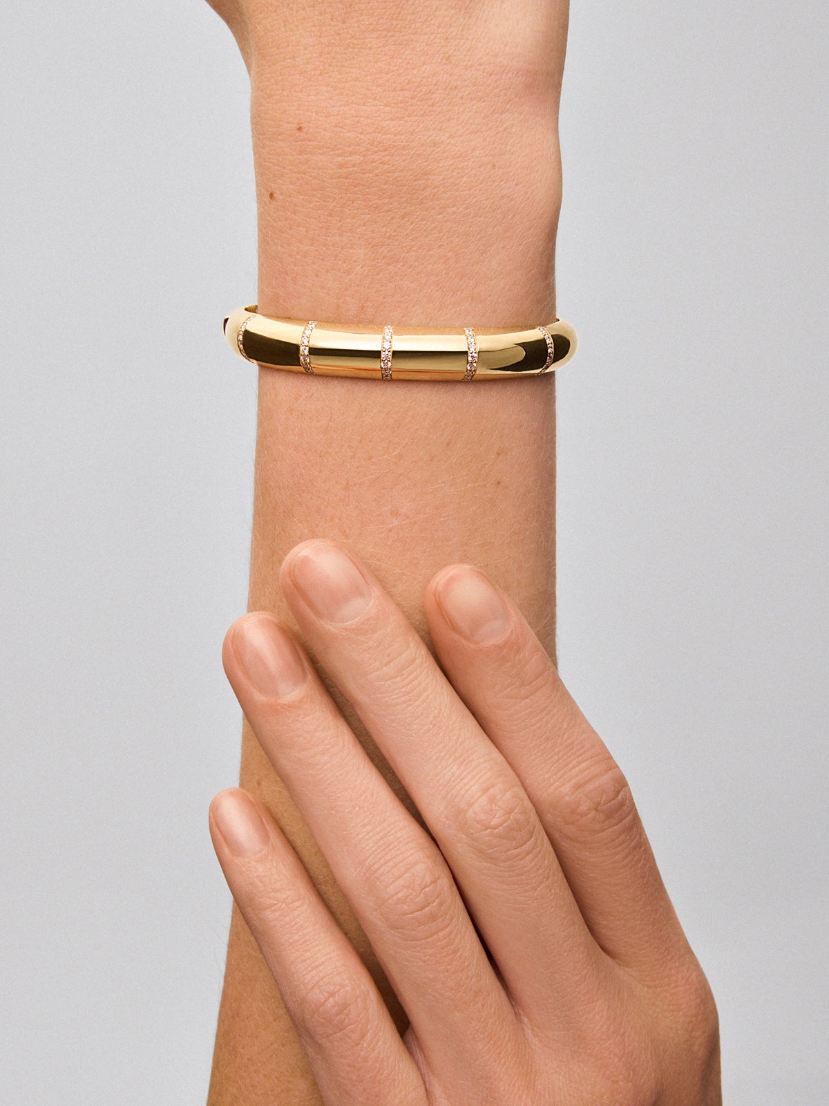 Pulsera rígida de oro amarillo de 18K con pavé de diamantes en talla brillante