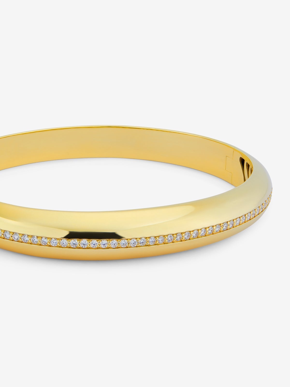 Pulsera rígida de oro amarillo de 18K con pavé de diamantes en talla brillante