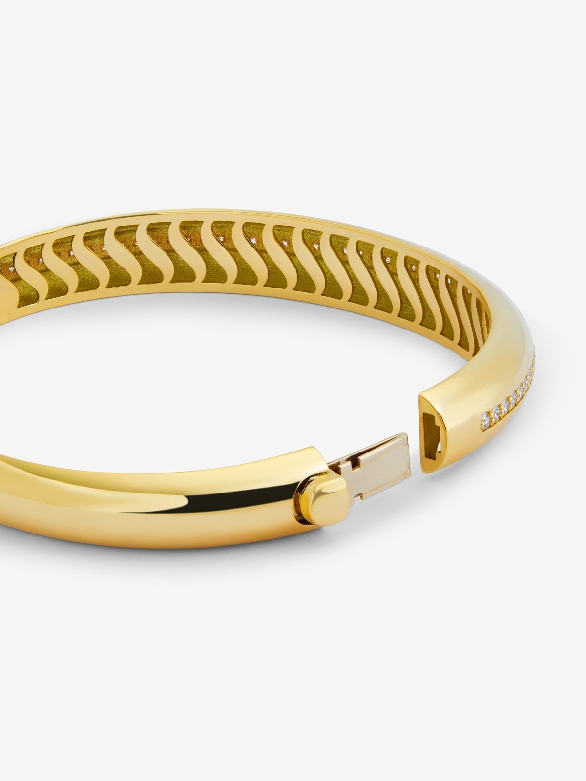 Pulsera rígida de oro amarillo de 18K con pavé de diamantes en talla brillante