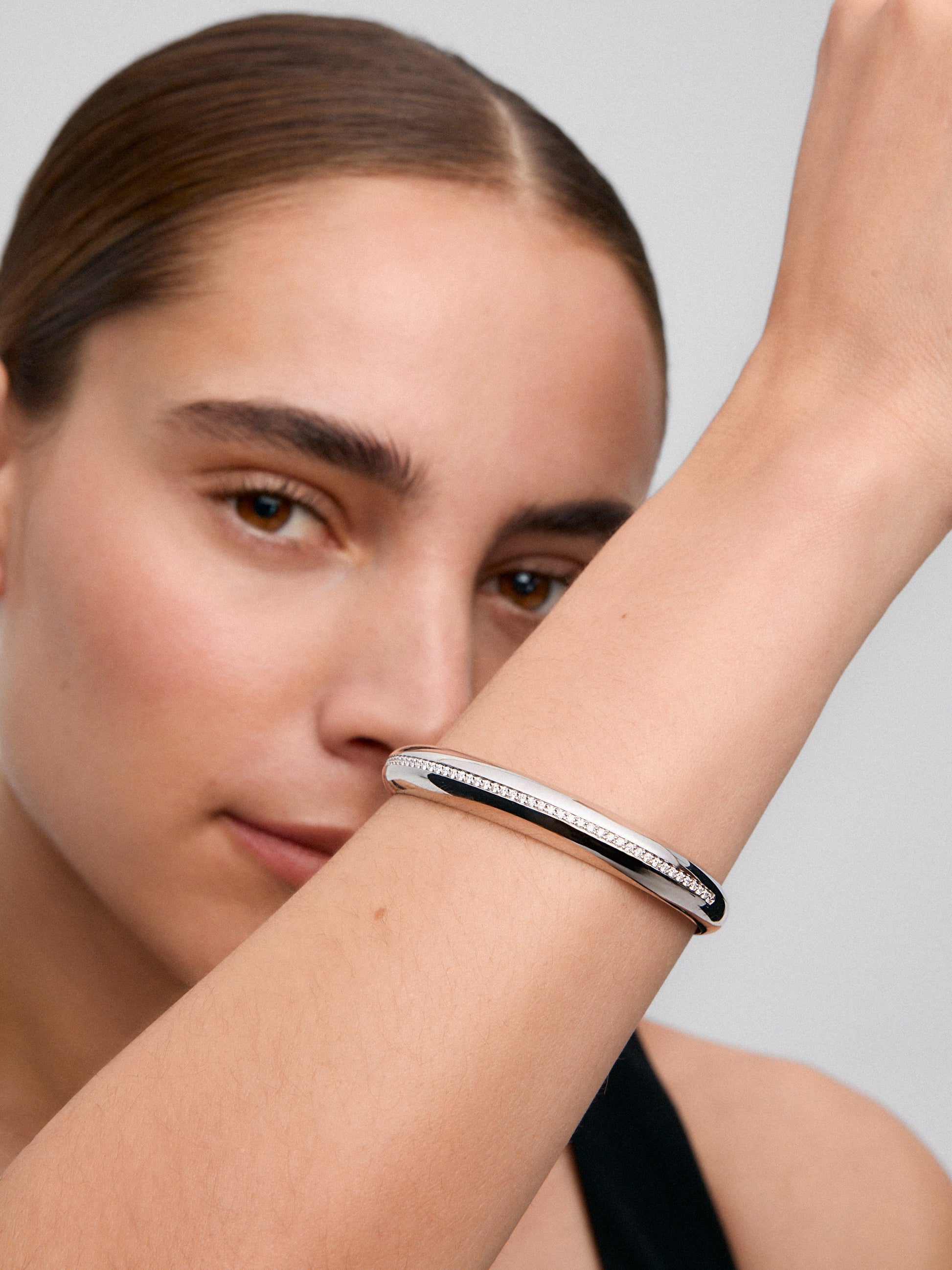 Pulsera rígida de oro blanco de 18K con pavé de diamantes en talla brillante