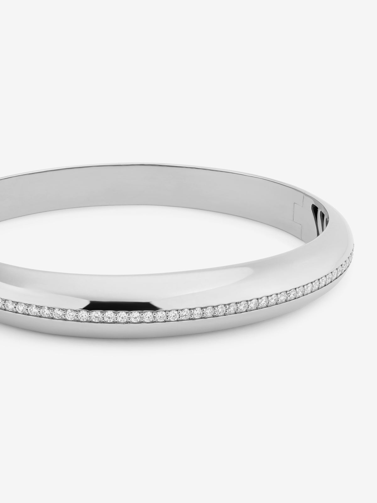 Pulsera rígida de oro blanco de 18K con pavé de diamantes en talla brillante