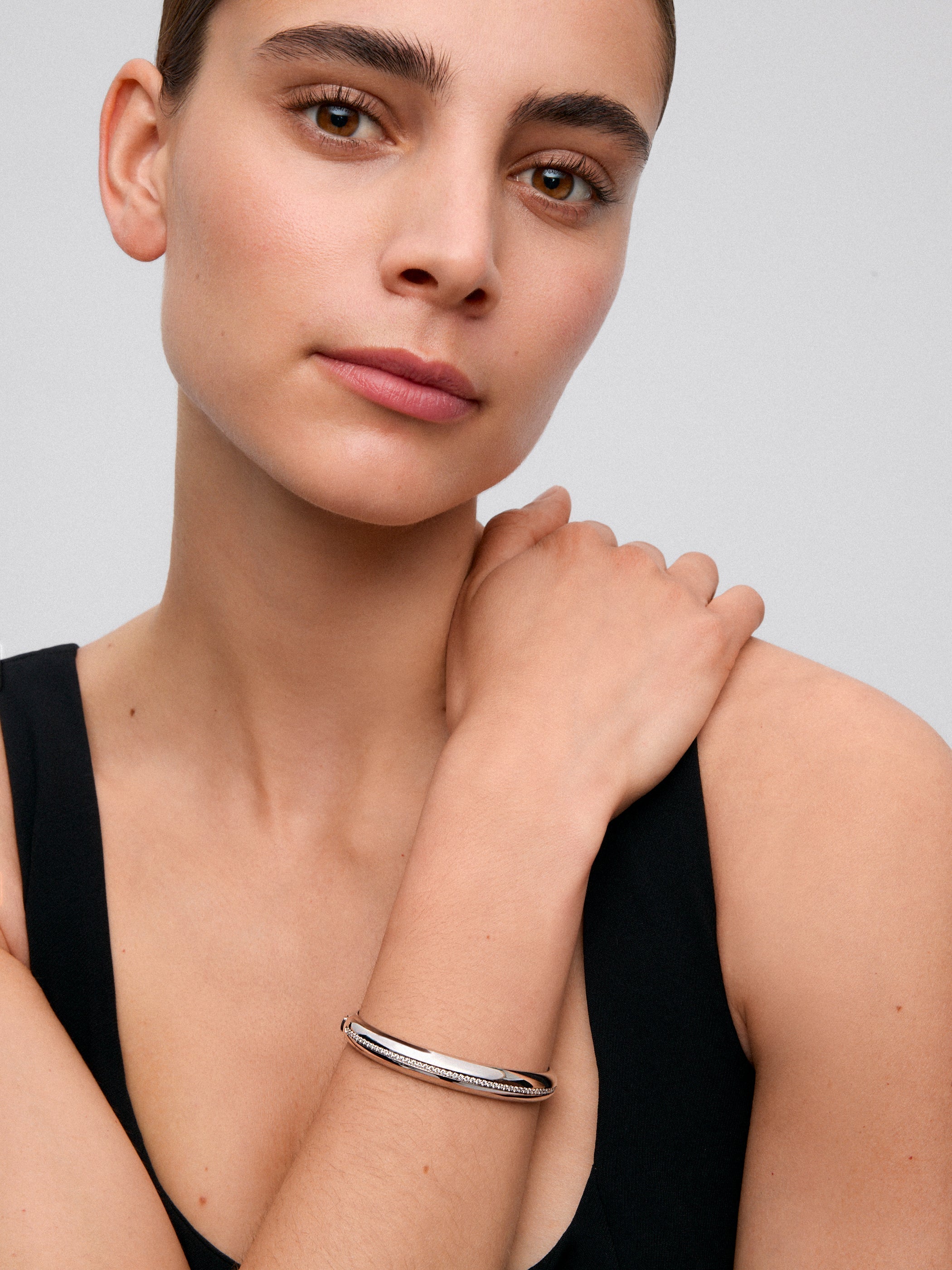 Pulsera rígida de oro blanco de 18K con pavé de diamantes en talla brillante