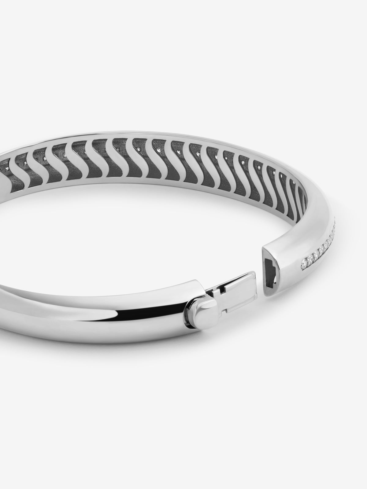 Pulsera rígida de oro blanco de 18K con pavé de diamantes en talla brillante