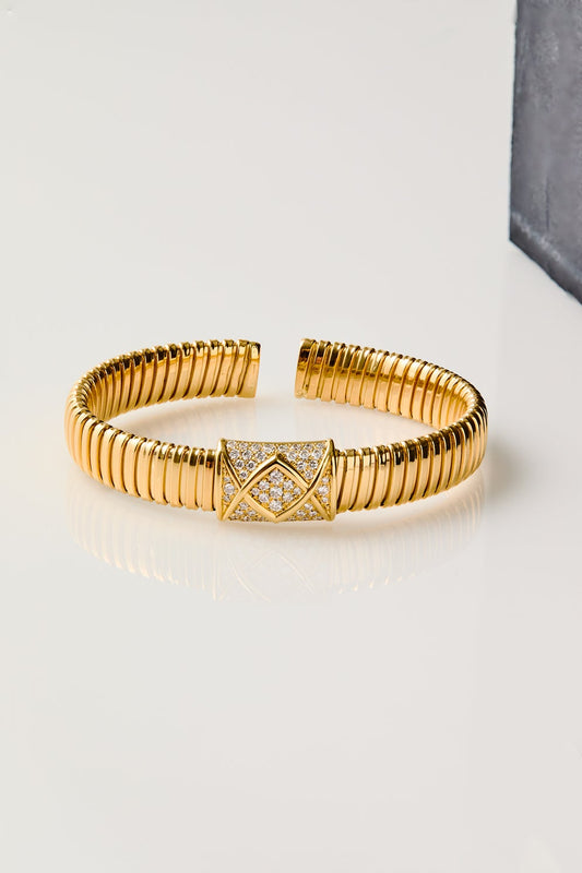 Pulsera tubogas de oro amarillo de 18K con 55 diamantes en talla brillante con un total de 1 ct