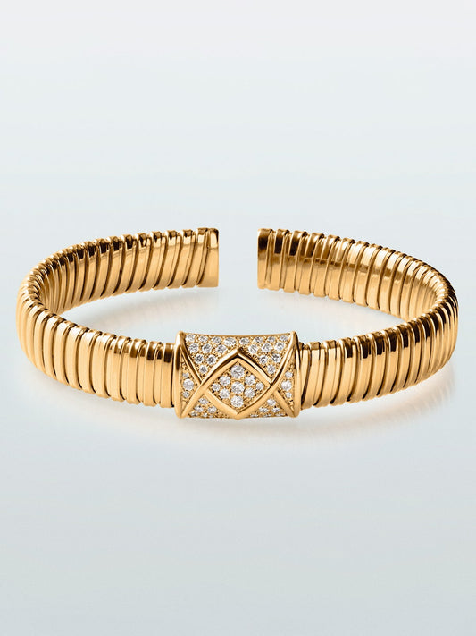 Pulsera tubogas de oro amarillo de 18K con 55 diamantes en talla brillante con un total de 1 ct