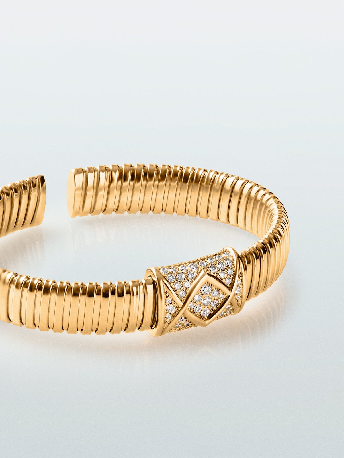 Pulsera tubogas de oro amarillo de 18K con 55 diamantes en talla brillante con un total de 1 ct