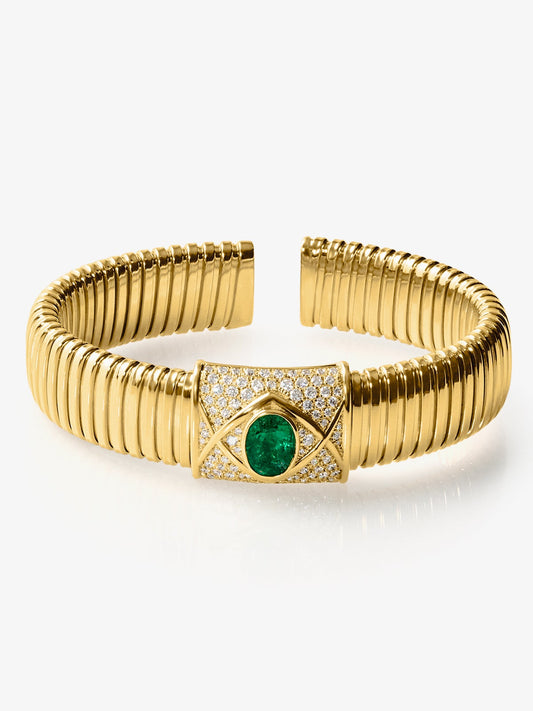 Pulsera tubogas de oro amarillo de 18K con esmeralda en talla oval de 2,01 cts y 80 diamantes en talla brillante con un total de 0,1 cts