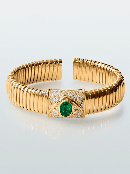 Pulsera tubogas de oro amarillo de 18K con esmeralda en talla oval de 2,01 cts y 80 diamantes en talla brillante con un total de 0,1 cts