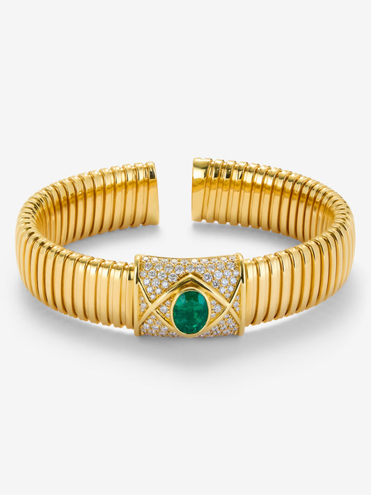 Pulsera tubogas de oro amarillo de 18K con esmeralda en talla oval de 2,01 cts y 80 diamantes en talla brillante con un total de 0,1 cts
