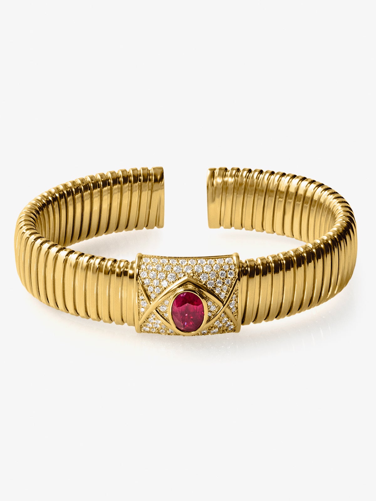 Pulsera tubogas de oro amarillo de 18K con rubí pigeon blood en talla oval de 2,2 cts y 98 diamantes en talla brillante con un total de 0,09 cts