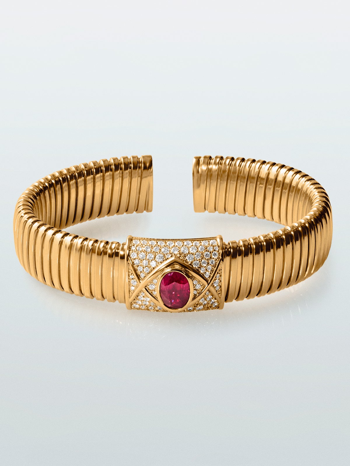 Pulsera tubogas de oro amarillo de 18K con rubí pigeon blood en talla oval de 2,2 cts y 98 diamantes en talla brillante con un total de 0,09 cts