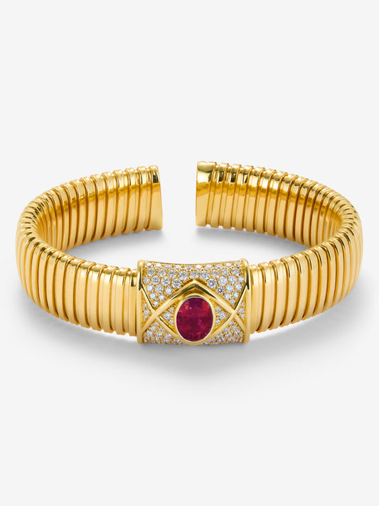 Pulsera tubogas de oro amarillo de 18K con rubí pigeon blood en talla oval de 2,2 cts y 98 diamantes en talla brillante con un total de 0,09 cts