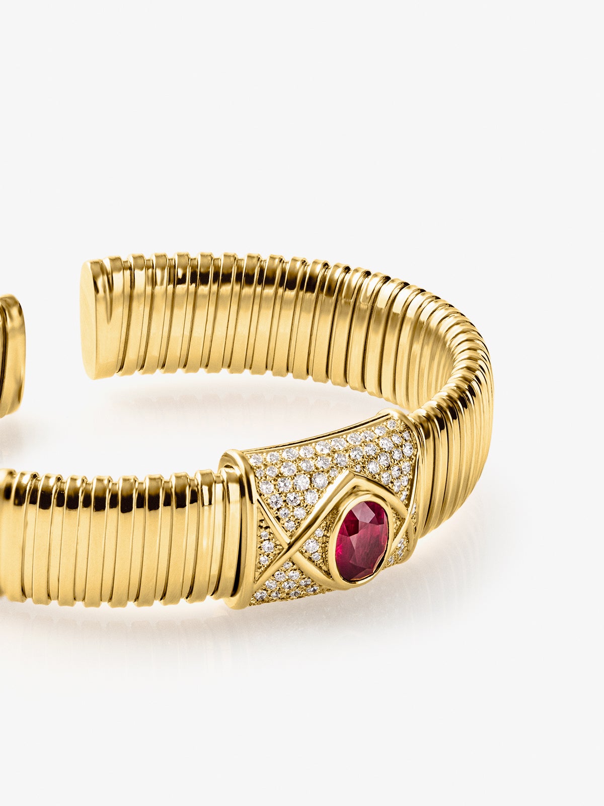 Pulsera tubogas de oro amarillo de 18K con rubí pigeon blood en talla oval de 2,2 cts y 98 diamantes en talla brillante con un total de 0,09 cts