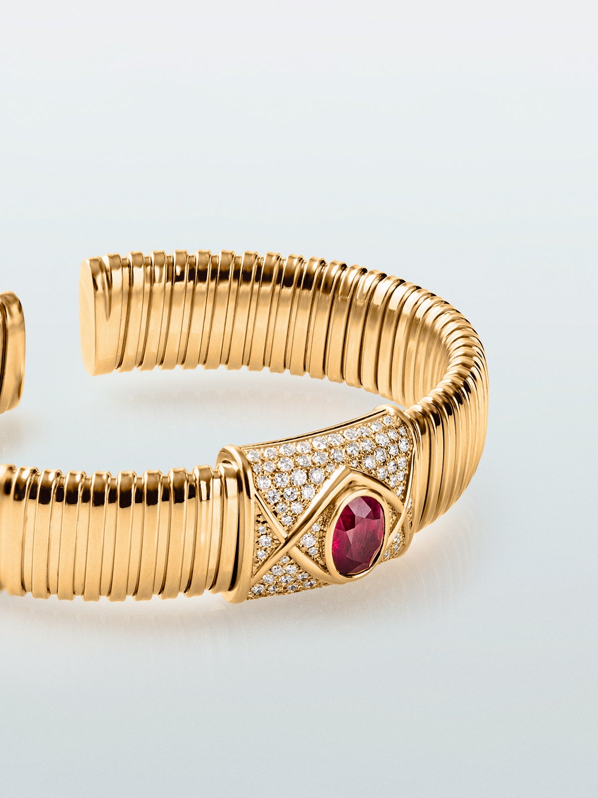 Pulsera tubogas de oro amarillo de 18K con rubí pigeon blood en talla oval de 2,2 cts y 98 diamantes en talla brillante con un total de 0,09 cts