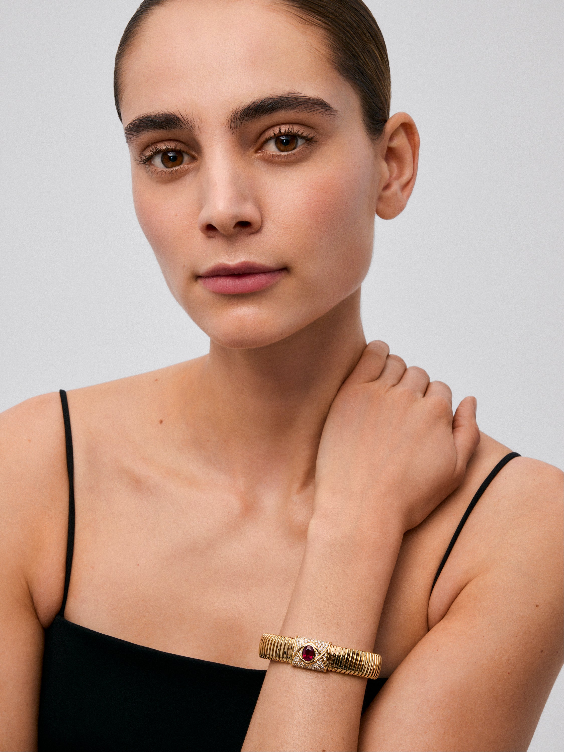 Pulsera tubogas de oro amarillo de 18K con rubí sangre de pichón en talla oval de 2,2 cts y 98 diamantes en talla brillante con un total de 0,09 cts