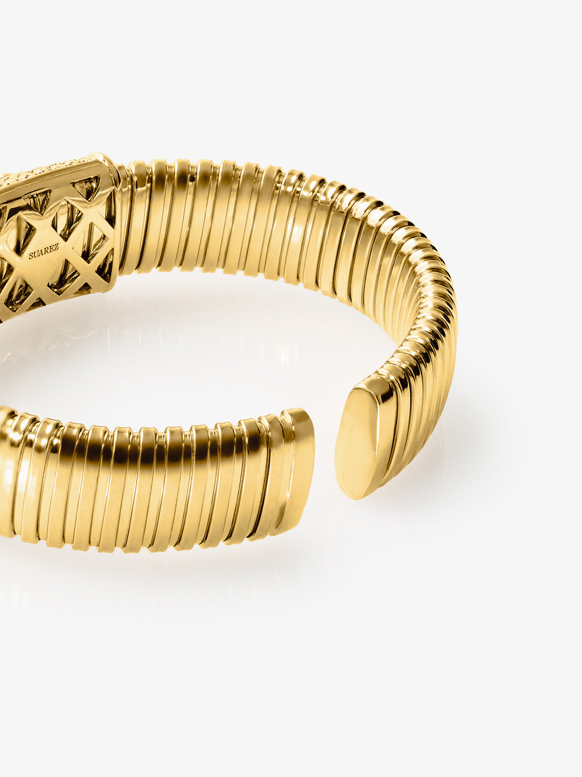 Pulsera tubogas de oro amarillo de 18K con zafiro azul royal en talla oval de 3,6 cts y 82 diamantes en talla brillante con un total de 0,1 cts