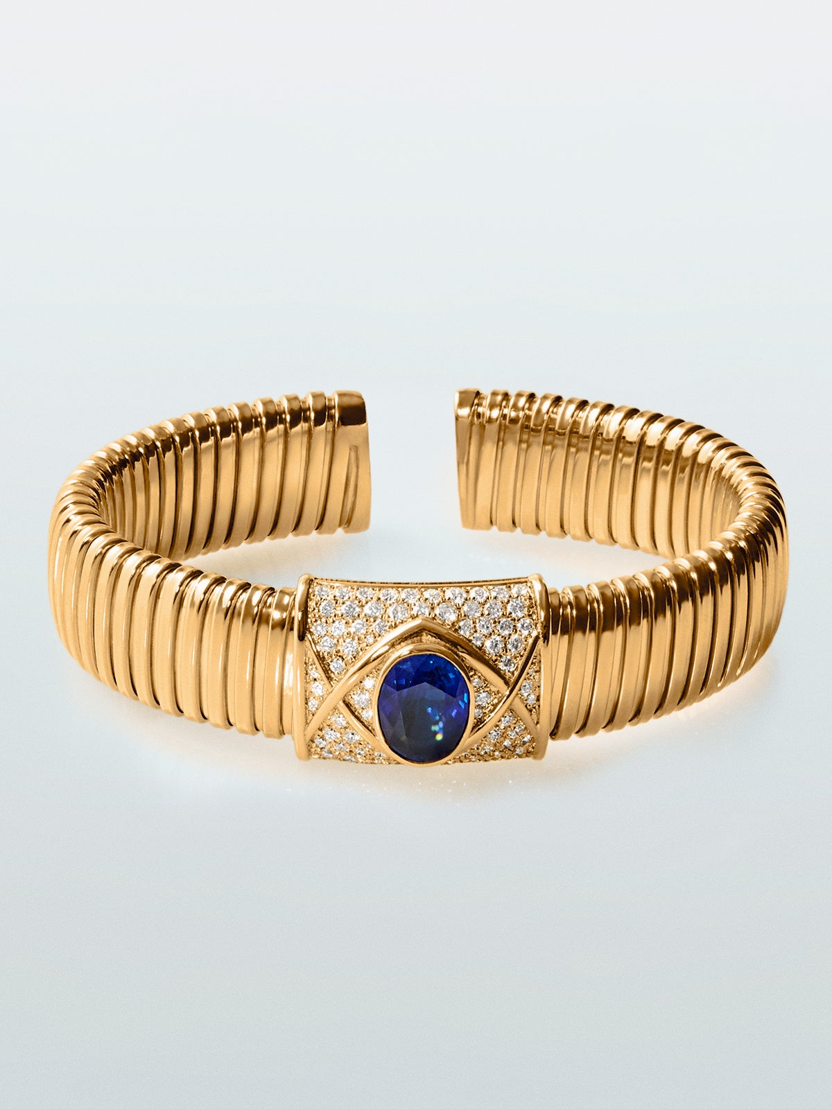 Pulsera tubogas de oro amarillo de 18K con zafiro azul royal en talla oval de 3,6 cts y 82 diamantes en talla brillante con un total de 0,1 cts