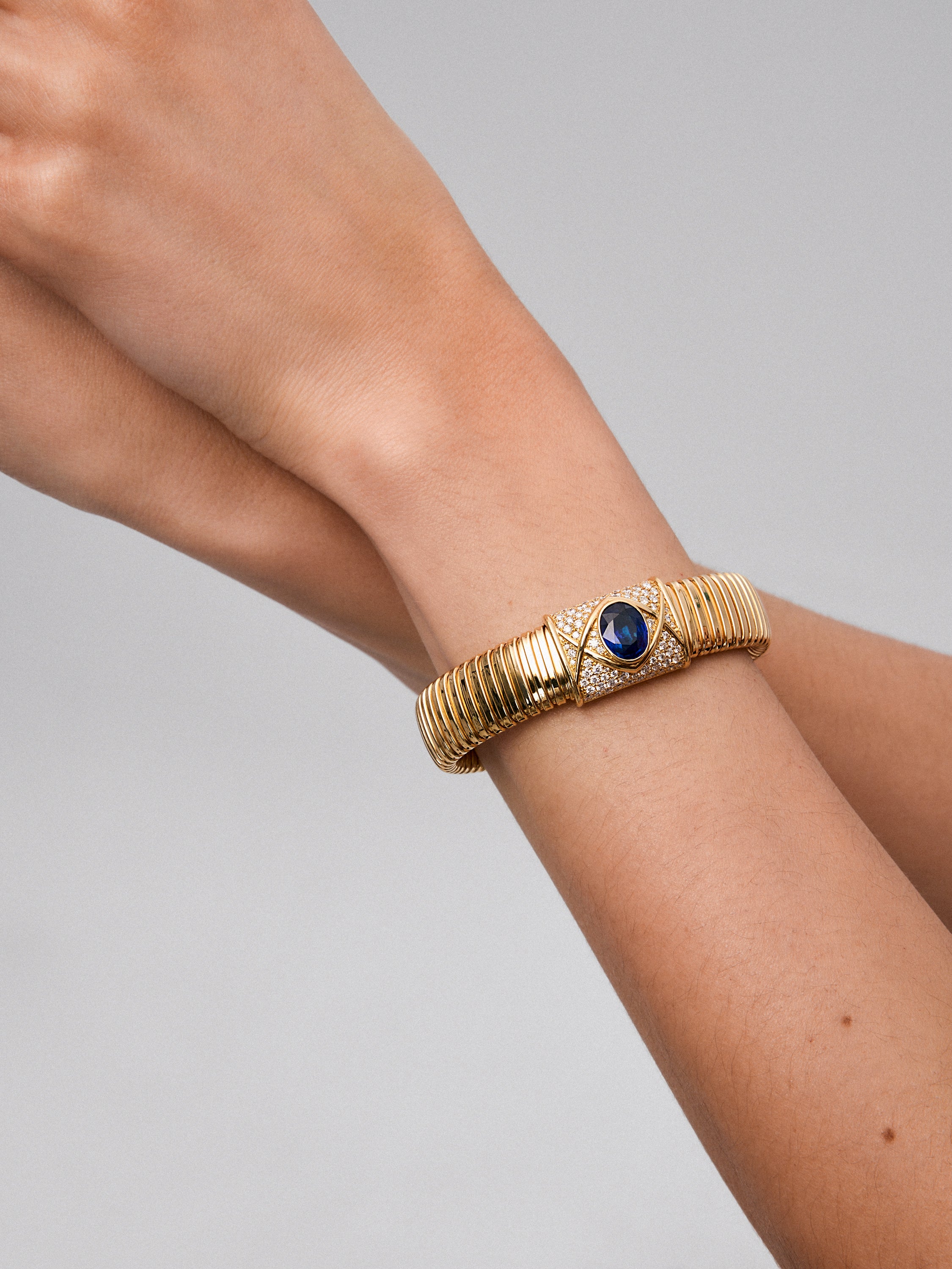 Pulsera tubogas de oro amarillo de 18K con zafiro azul royal en talla oval de 3,6 cts y 82 diamantes en talla brillante con un total de 0,1 cts