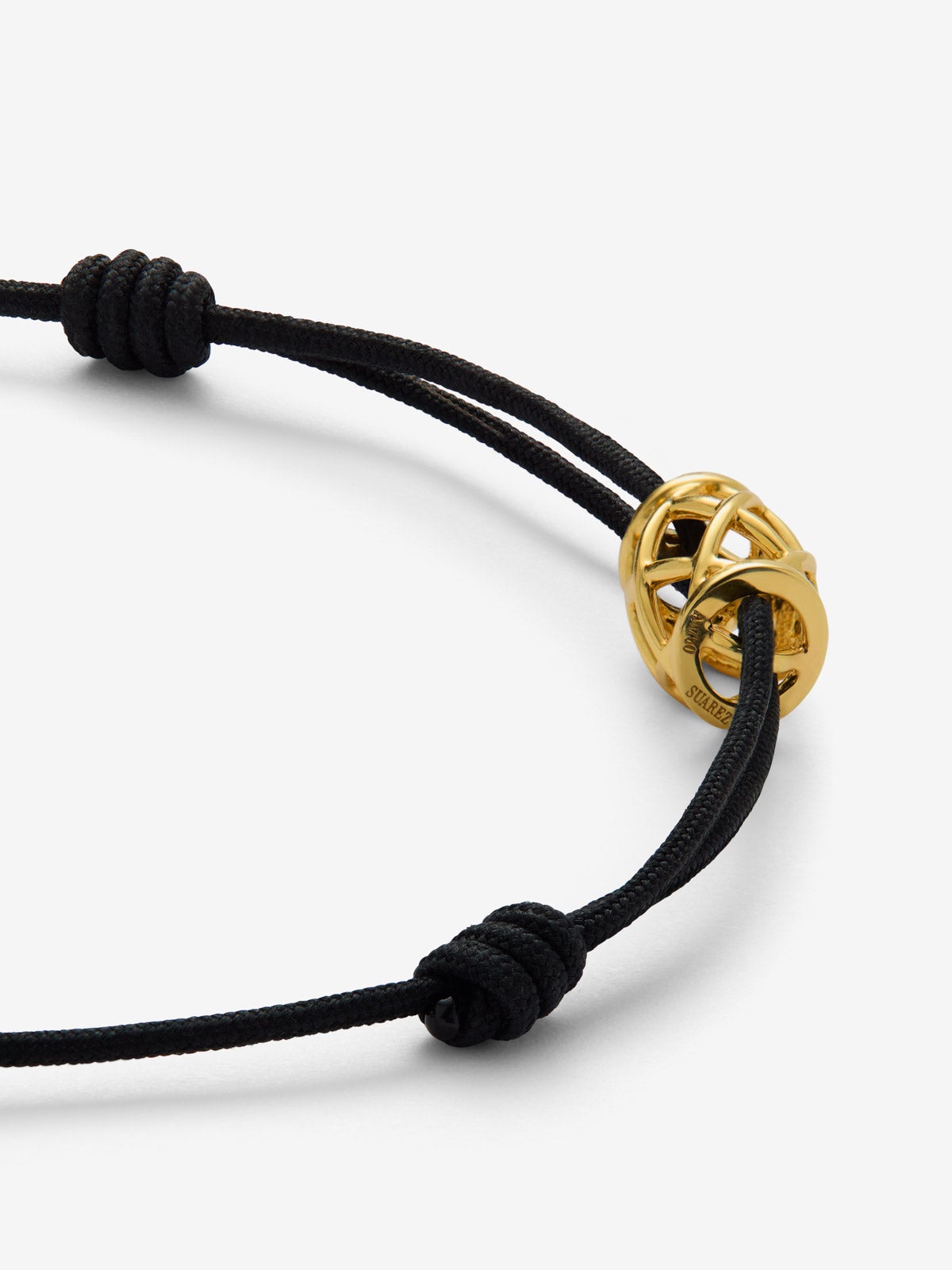 Pulsera con gran abalorio central en oro amarillo de 18K con diamante blanco en talla brillante de 0,02 cts