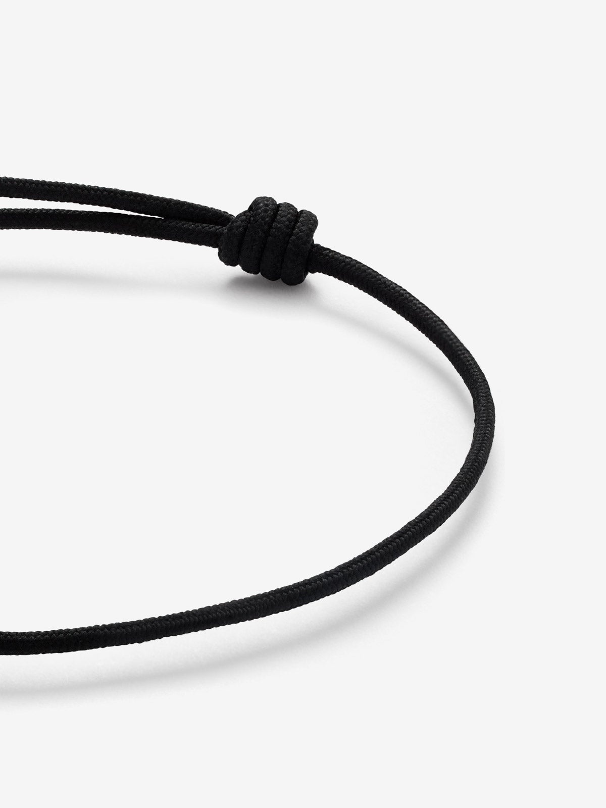 Pulsera con gran abalorio central en oro amarillo de 18K con diamante blanco en talla brillante de 0,02 cts