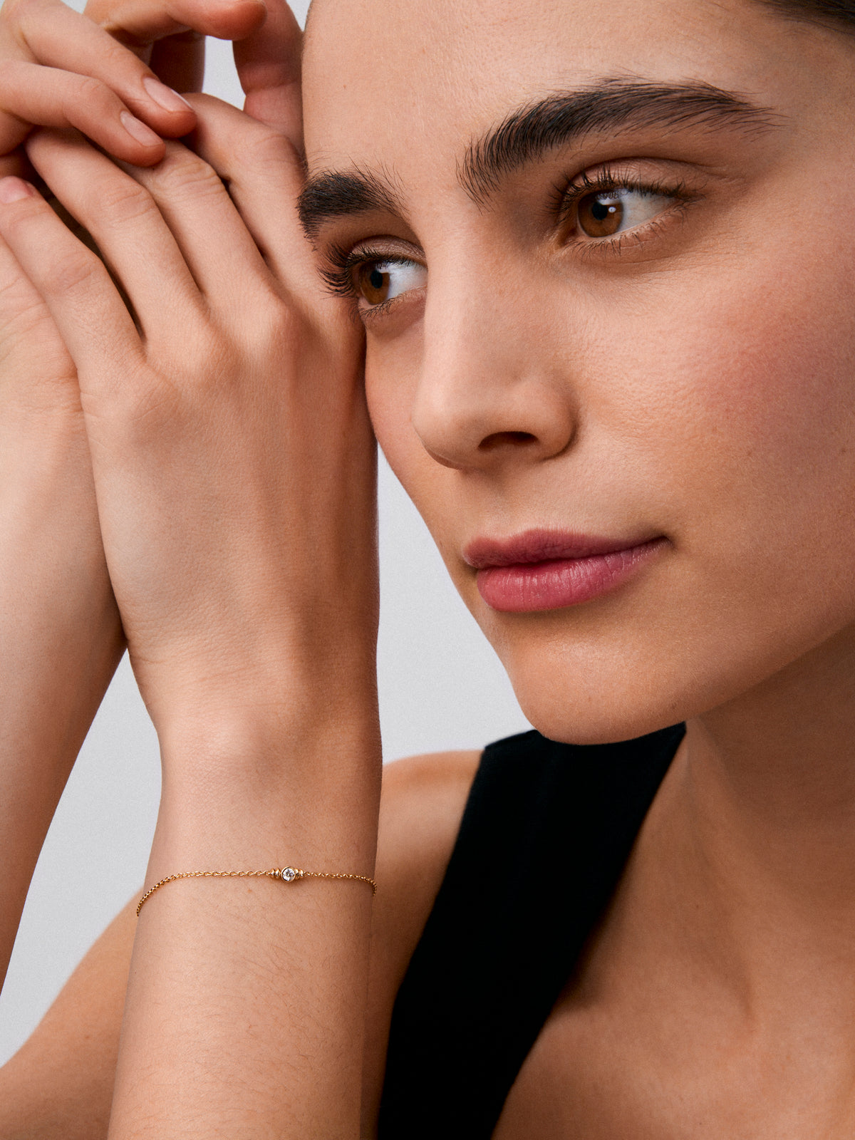 Pulsera de oro amarillo con diamante en talla brillante de 0,07 cts