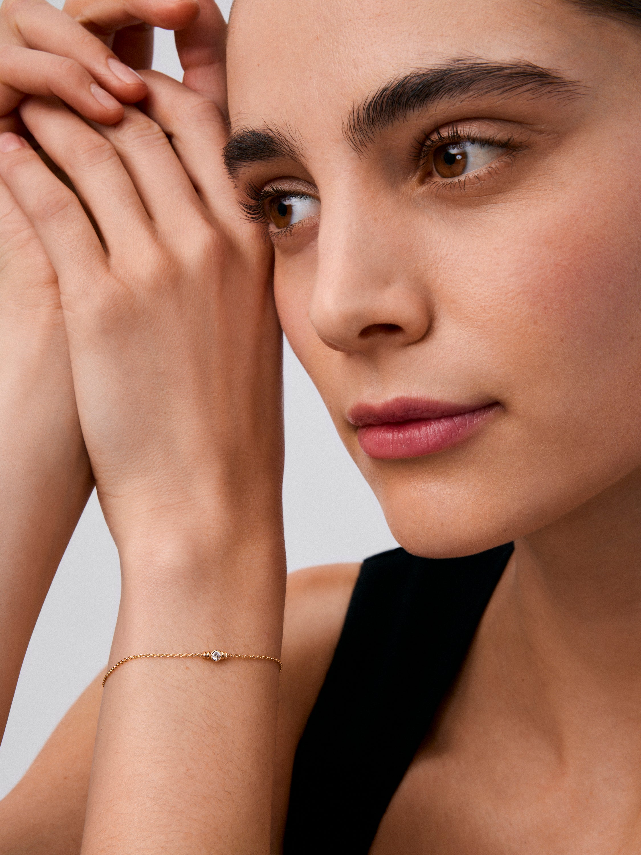 Pulsera de oro amarillo con diamante en talla brillante de 0,07 cts