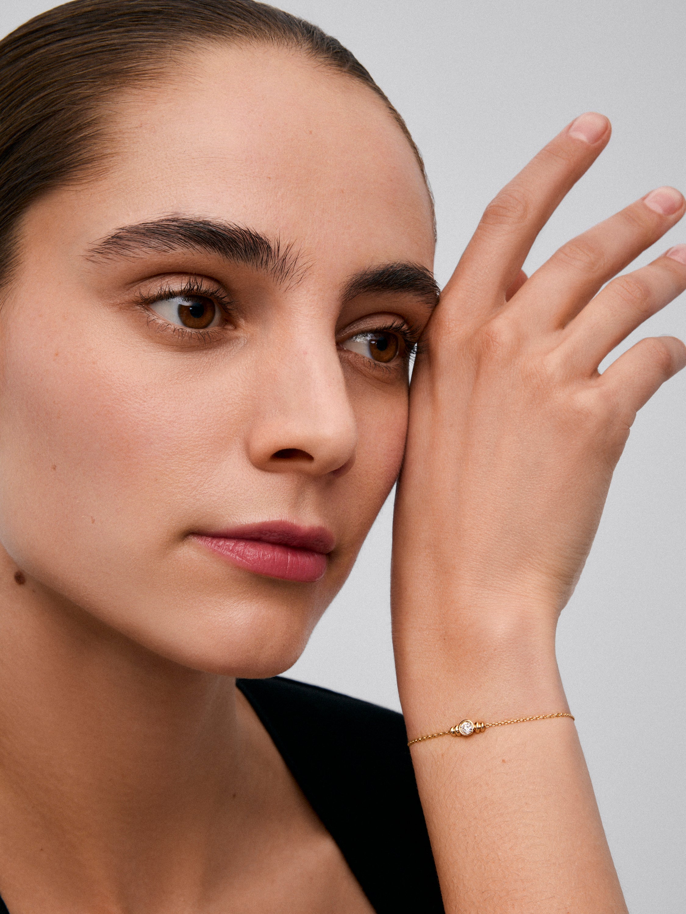 Pulsera de oro amarillo de 18K con diamante en talla brillante de 0,17 cts