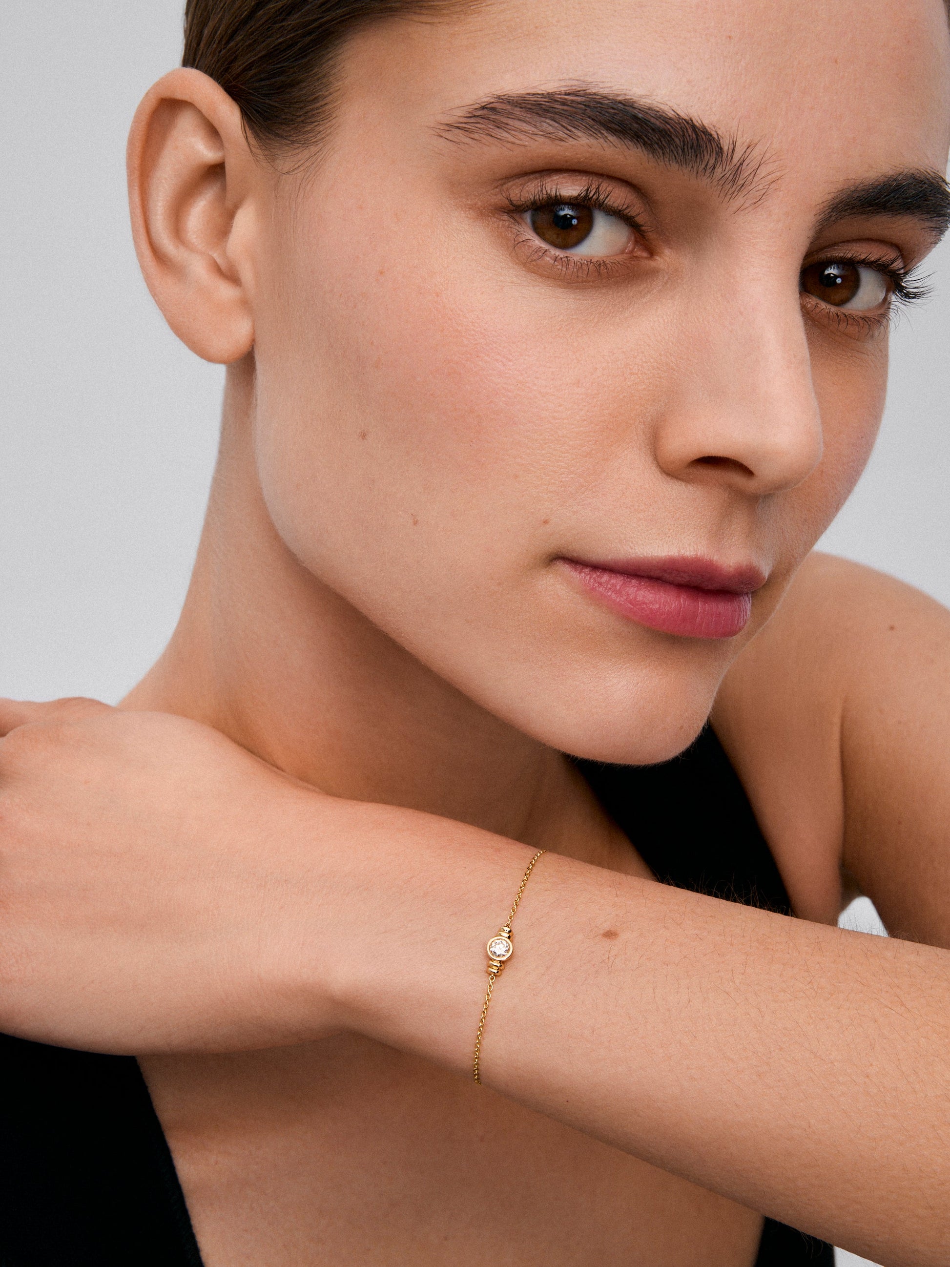 Pulsera de oro amarillo de 18K con diamante en talla brillante de 0,25 cts