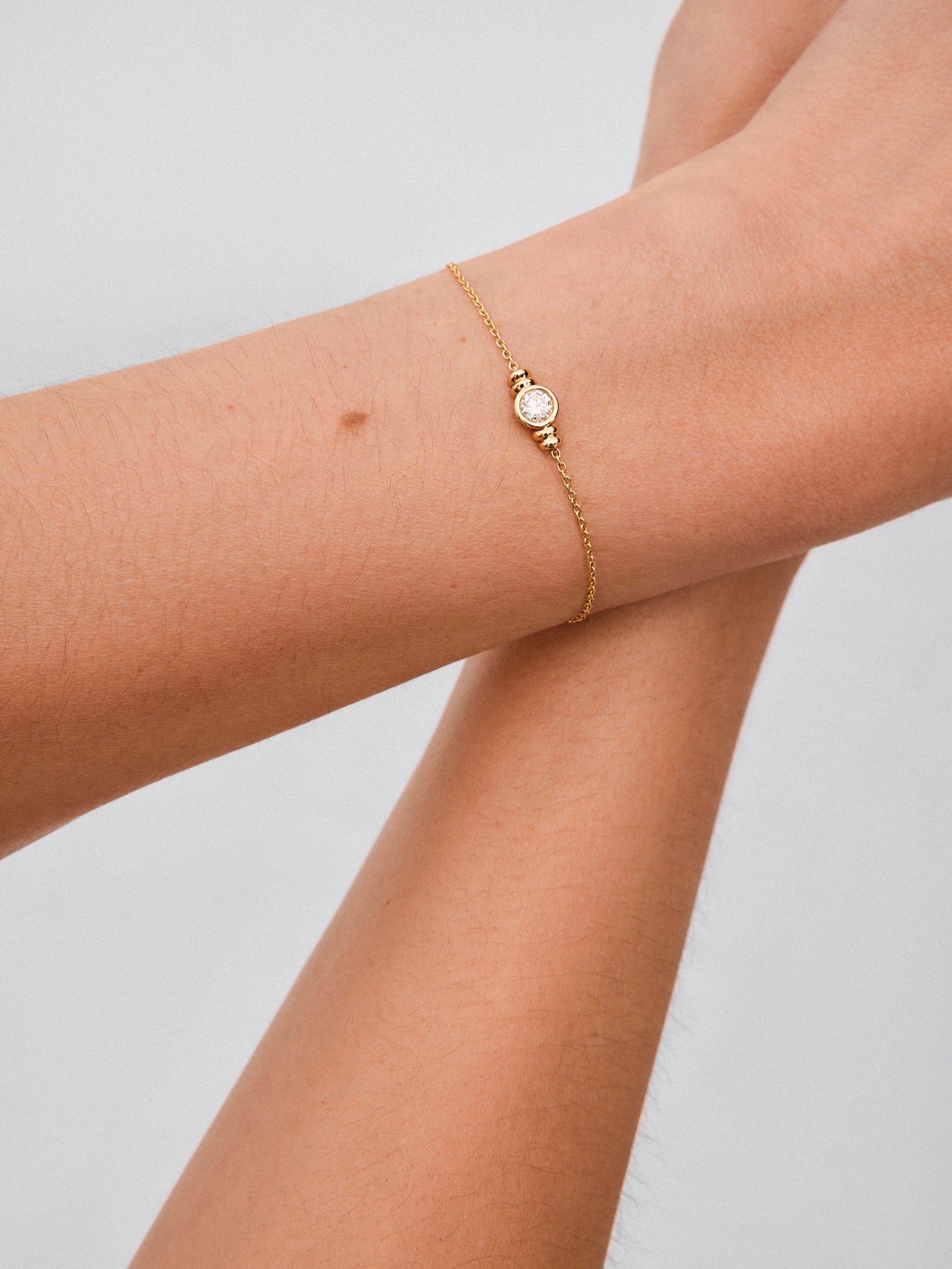 Pulsera de oro amarillo de 18K con diamante en talla brillante de 0,25 cts