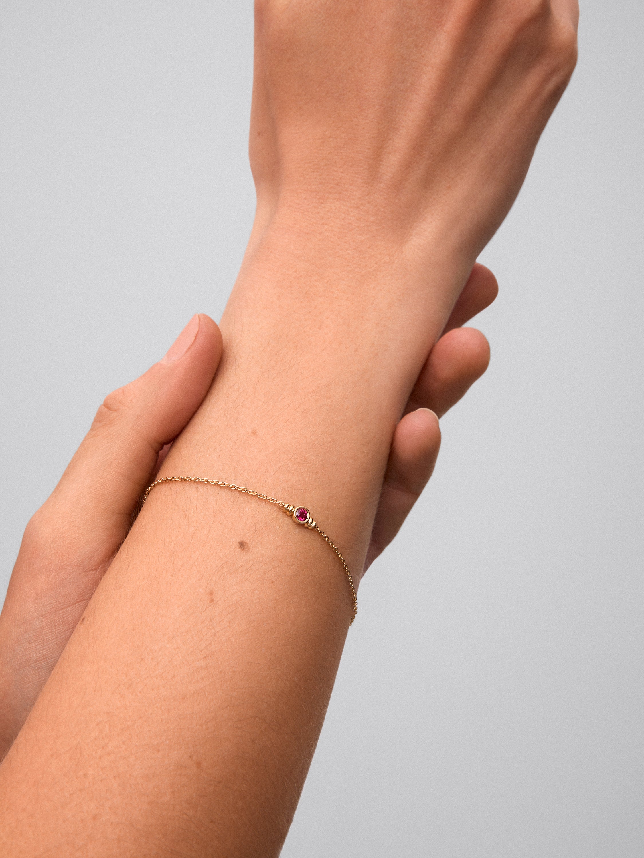 Pulsera de oro amarillo de 18K con rubí en talla brillante de 0,1 cts